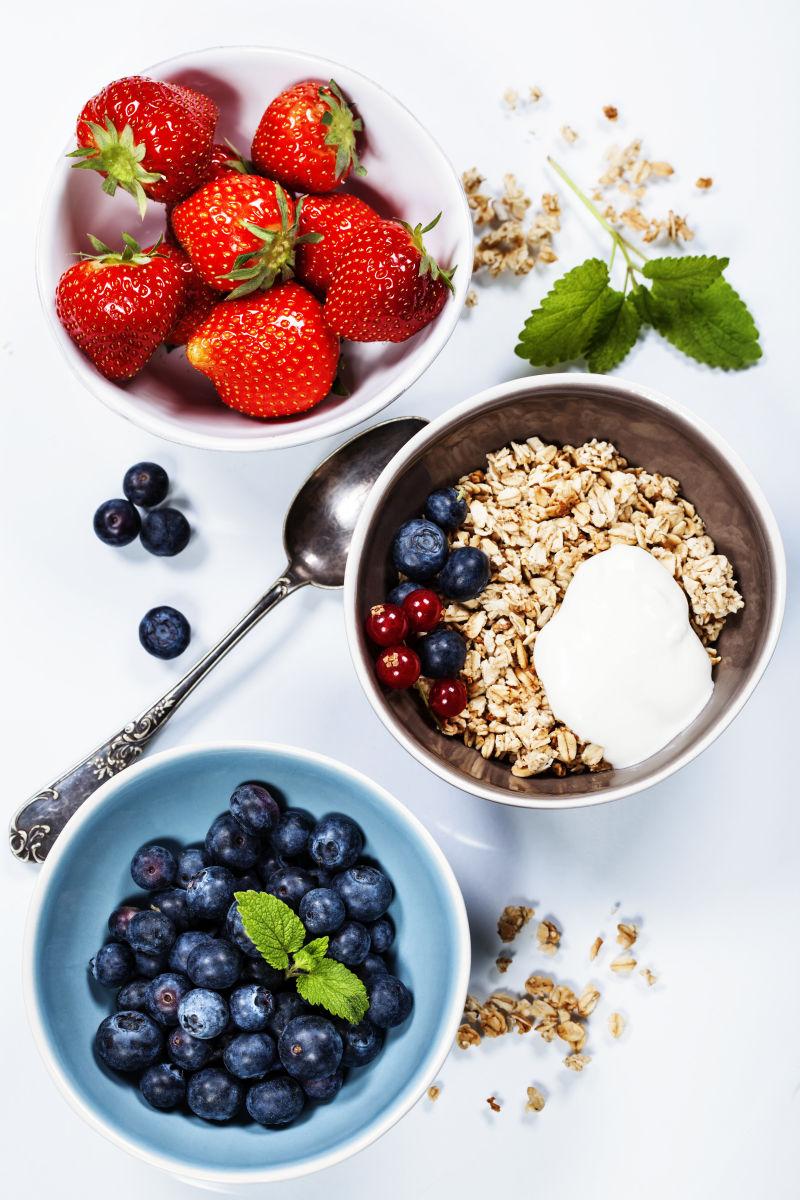 ruba_vx9's tweet photo. Nothing beats a cozy homemade oatmeal bowl with fresh berries and a drizzle of honey for a quiet weekday morning https://t.co/K7Ievx4TYK