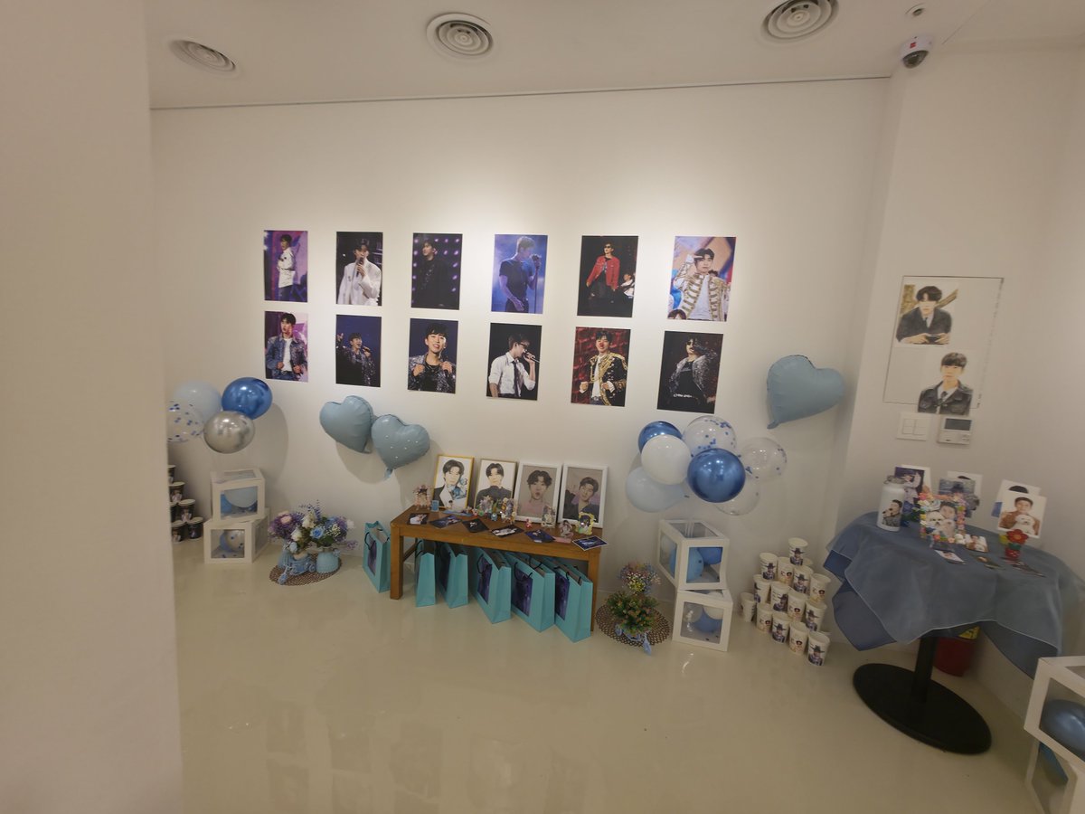sabana0125's tweet photo. 더운 날에도 찾아주신 영시분들께 감사드립니다. 영웅이 10주년을 기념하는 팬아트 전시회 첫날 성황리에 오픈되었습니다. 8일, 9일도 감사의 선물들로 가득하오니 많이들 오시기 바랍니다. 당일 아크릴 액자 6점을 먼 지방에서 오신 영시분들이 추첨되어 너무 기쁘네요. ㅎㅎ
#합정역9번_B1 #지지오오엠갤러리
#팬아트갤러리전