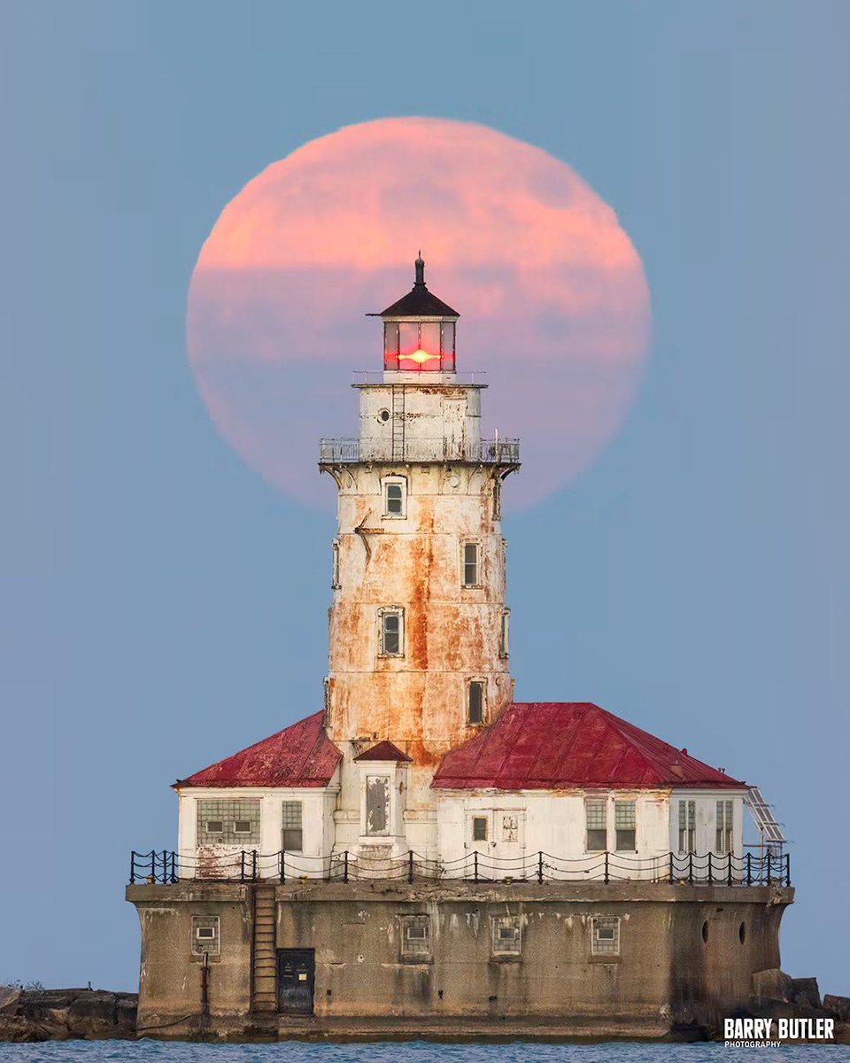 barrybutler9's tweet photo. Today is National Lighthouse Day.  This is Chicago Harbor Lighthouse.  Help light the way to the restorations of this landmark along Chicago’s lakeshore, https://t.co/cn30vN3J2S https://t.co/kvAkqV44i6