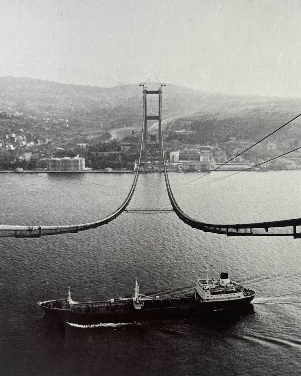TamgaSanat's tweet photo. Fotoğrafçı Rudolf René Gebhardt'in objektifinden, yapım aşamasındaki Boğaziçi Köprüsü. https://t.co/ZRghoPXElV