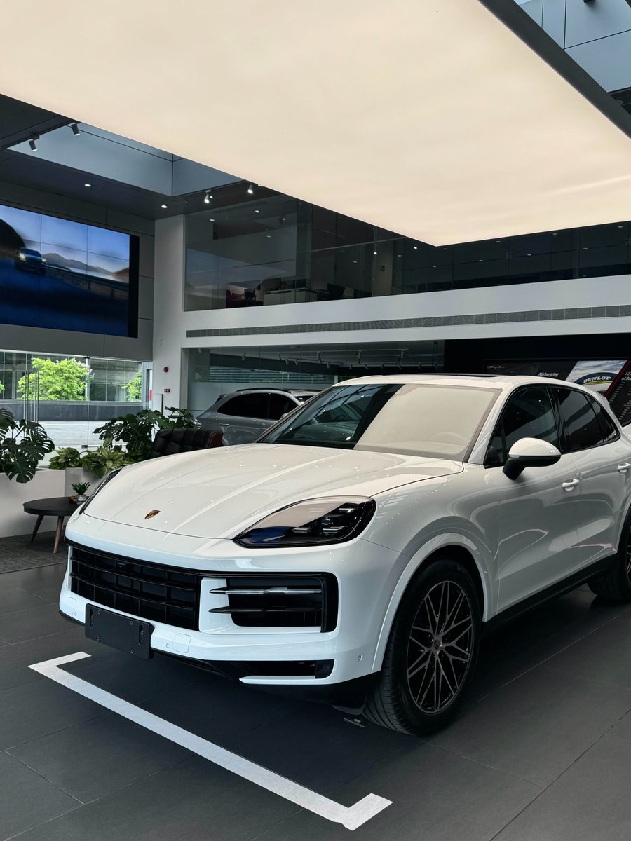 Rjuehds's tweet photo. This Porsche meets my standards from the front, the back, and even the side. https://t.co/WVAnS5mNQb
