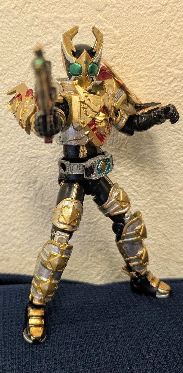 junned555's tweet photo. 今更ながら、SO−DOの仮面ライダーギャレン キングフォームをガンダムマーカー6本程駆使して全塗装してみたよ〜〜

そもそも装動て一体3千円近くもするのになんでシール地獄なんだろうね(白目)
早く真骨彫出て欲しいね〜

レンゲルとかもっとカラフルでしんどいけど頑張るぞいっ https://t.co/TUiYooIVKM