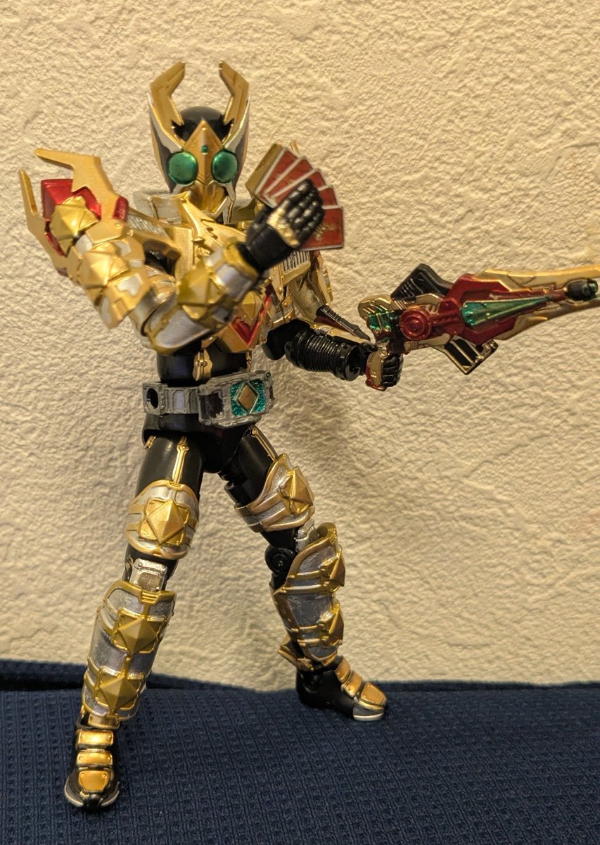 junned555's tweet photo. 今更ながら、SO−DOの仮面ライダーギャレン キングフォームをガンダムマーカー6本程駆使して全塗装してみたよ〜〜

そもそも装動て一体3千円近くもするのになんでシール地獄なんだろうね(白目)
早く真骨彫出て欲しいね〜

レンゲルとかもっとカラフルでしんどいけど頑張るぞいっ https://t.co/TUiYooIVKM