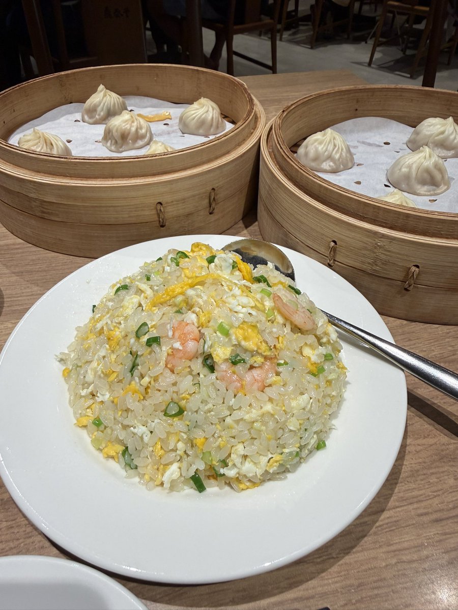 take_102's tweet photo. 鼎泰豊ディンタイフォン
1時間待つだけのことはあって確かに美味い！けど高い！これで1000元。
ホールスタッフさんいっぱいいるから少しでも減るとすぐお茶注いでくれた笑 https://t.co/fHp6N9So2V