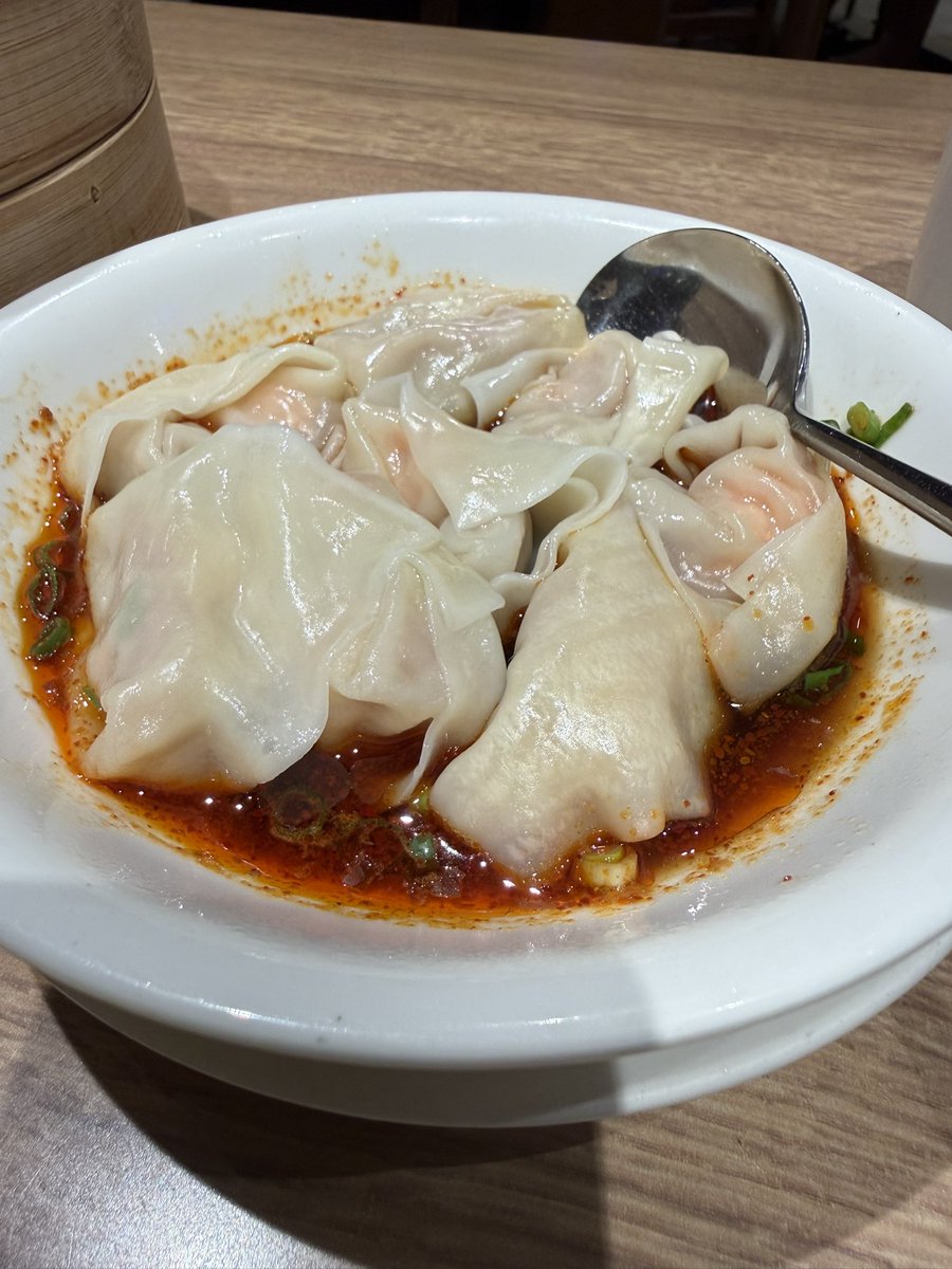 take_102's tweet photo. 鼎泰豊ディンタイフォン
1時間待つだけのことはあって確かに美味い！けど高い！これで1000元。
ホールスタッフさんいっぱいいるから少しでも減るとすぐお茶注いでくれた笑 https://t.co/fHp6N9So2V