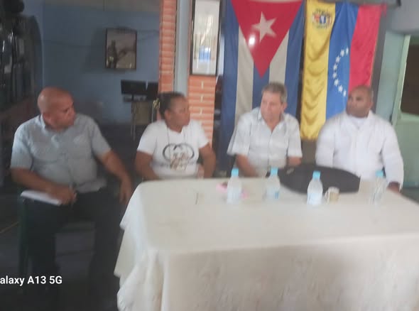 cubacooperaven's tweet photo. Recibimos en la coordinación del estado La Guaira la visita del jefe del Grupo de Trabajo de la Dirección Nacional, @VictorGaute  para debatir las 176 medidas y a impulsar la economía de nuestra Patria. 🇻🇪🇨🇺

#100AñosConFidel #CubaPorLaVida #CubaCoopera https://t.co/IEneS98qT7