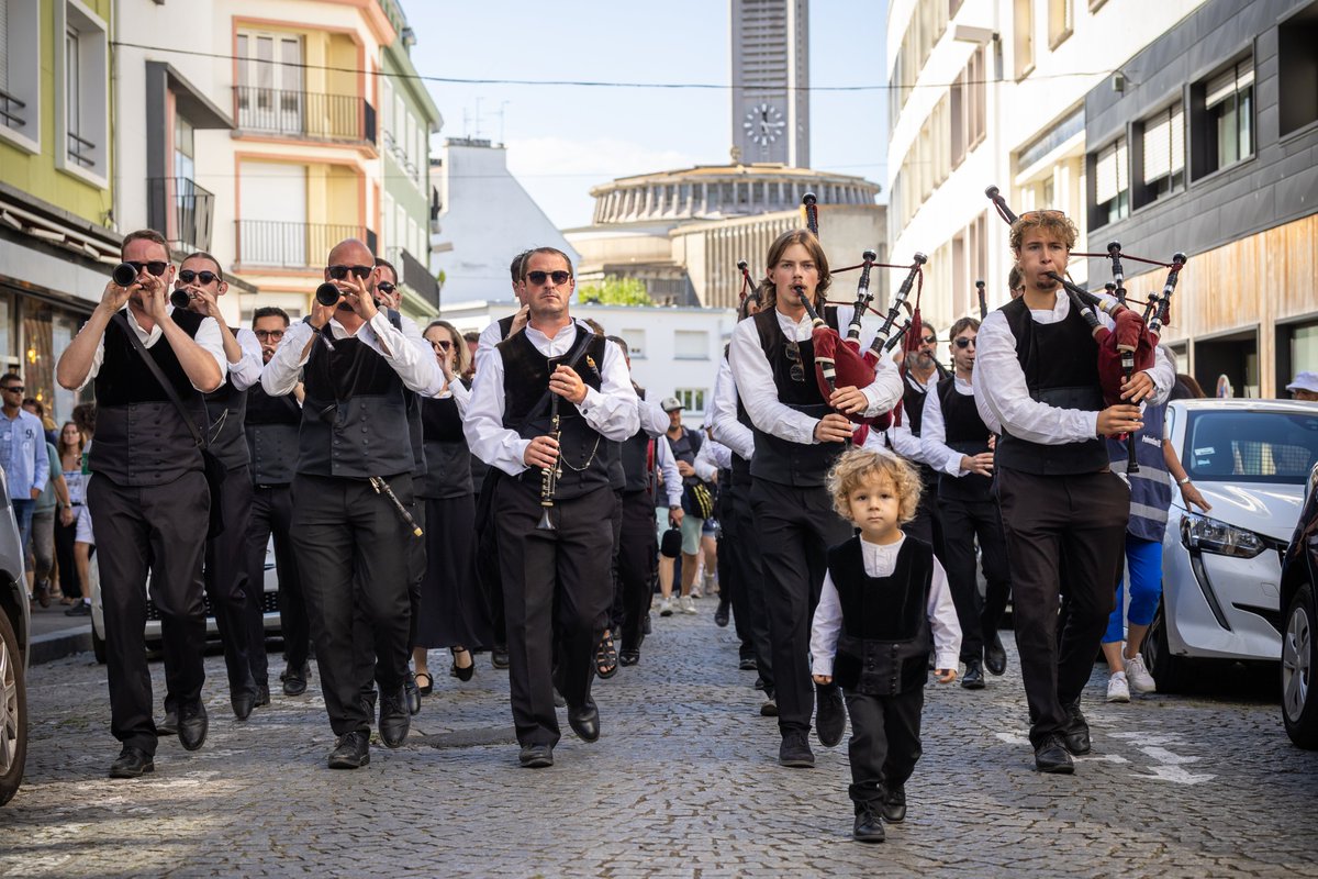 LorientAgglo's tweet photo. 🥁 Festival Interceltique de Lorient | #interceltique26
⚫⚪Un défilé tout en noir & blanc pour le Bagad de Lorient
🥁 Une formation & des musiciens d'excellence
🙌 Pour une ambiance à la hauteur de leur musique qui a conquis le public! https://t.co/l4ksmOcfBR
