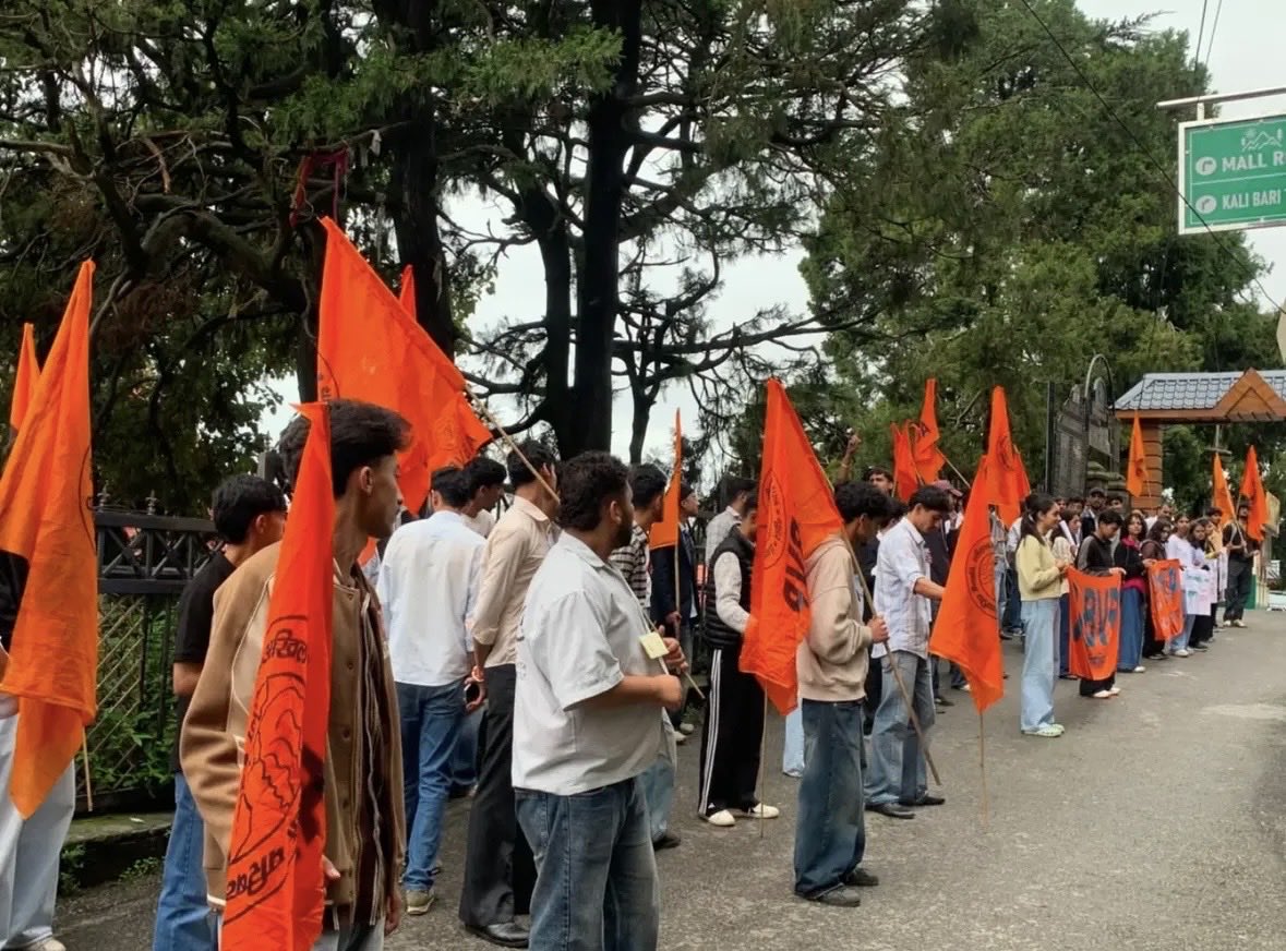 abvp4shimla's tweet photo. हिमाचल प्रदेश विश्वविद्यालय, शिमला सहित प्रदेश के विभिन्न विश्वविद्यालयों में की गई भारी फीस वृद्धि के विरोध में आज शिमला शहर द्वारा विशाल धरना-प्रदर्शन एवं छात्र आक्रोश रैली का आयोजन किया गया।
#ABVPHimachal #abvpshimla #HPU #FeeHike #StudentPower https://t.co/tLaQIZYEKh