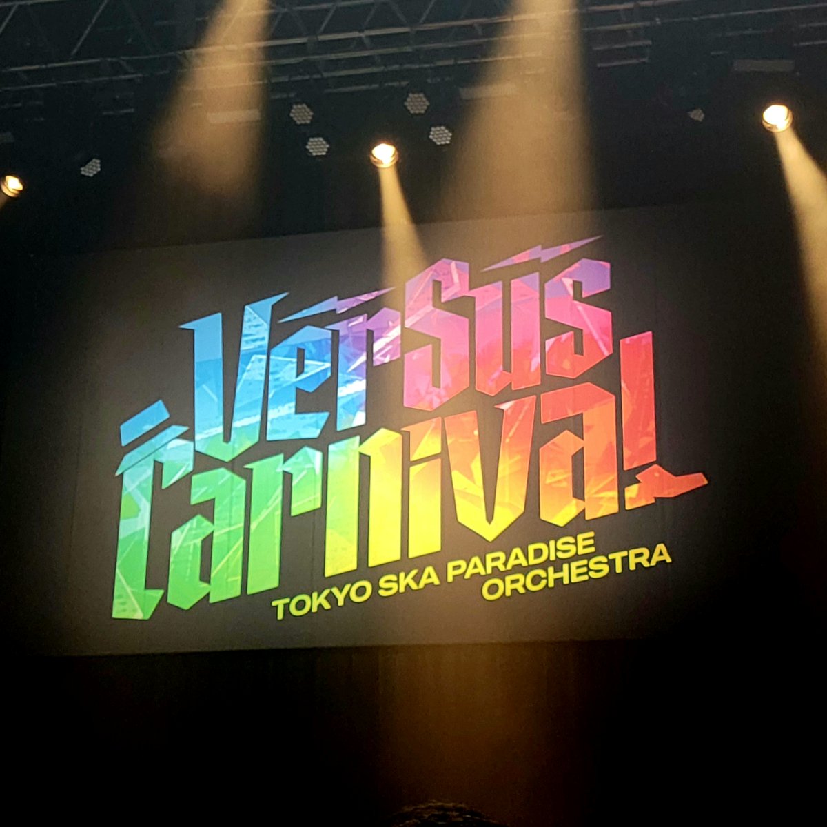 tomorrow009's tweet photo. スカパラ LIVE @ Zepp Haneda
心揺さぶられる、贅沢で幸せな3時間が終了。メンバーの表情が見える距離で、ひたすら踊って手を上に上げていた。正直、不安もあったけれど、そんなのは杞憂に終わったみたい。それだけ夢中になって音楽に身を委ねて、全力で楽しめた。最高更新！
#スカパラ #上原ひろみ https://t.co/e32oTOxLCN