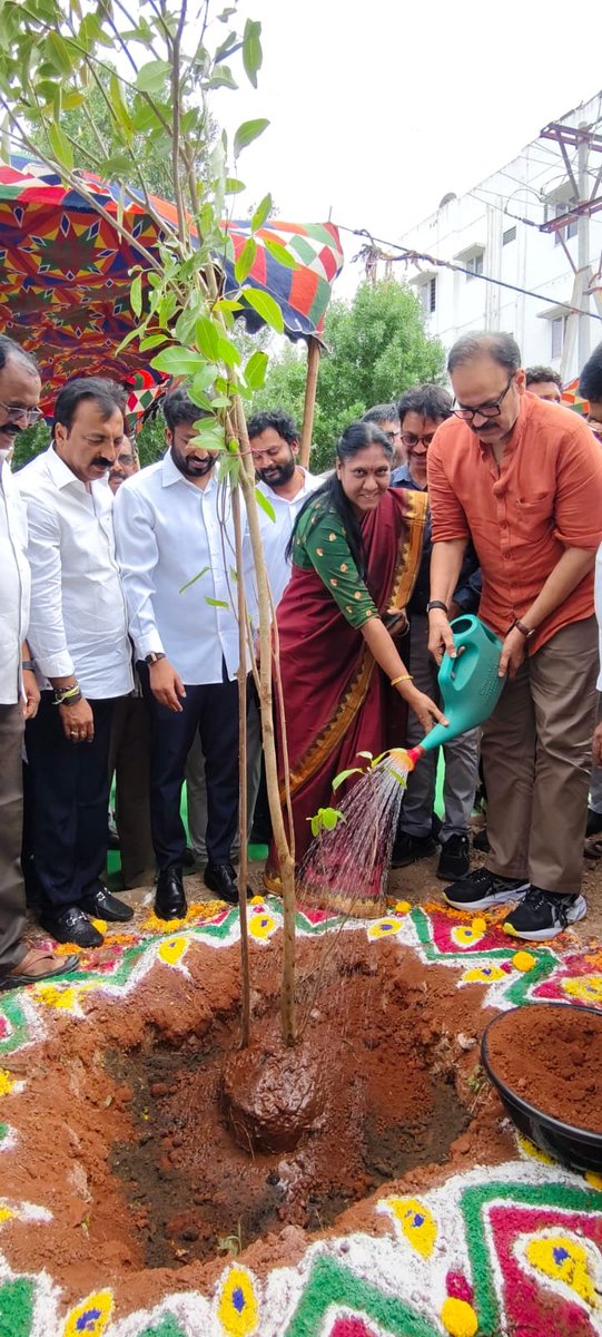JanaSenaParty's tweet photo. గ్రీన్ పిఠాపురం కార్యక్రమంలో ప్రతి ఒక్కరూ భాగస్వాములు కావాలి
- ఎమ్మెల్సీ, జనసేన ప్రధాన కార్యదర్శి శ్రీ కె . నాగబాబు గారు

“మన పిఠాపురం–మన గ్రీన్ భవిష్యత్తు” అనే నినాదంతో పిఠాపురం నియోజకవర్గం పచ్చదనంతో నింపేందుకు ప్రతి ఒక్కరూ ముందుకు రావాలని శాసనమండలి సభ్యులు, జనసేన ప్రధాన కార్యదర్శి శ్రీ కె. నాగబాబు గారు స్పష్టం చేశారు. జనసేన అధ్యక్షులు, ఉప ముఖ్యమంత్రి, పిఠాపురం శాసనసభ్యులు శ్రీ పవన్ కళ్యాణ్ గారు ఆలోచనలు, ఆదేశాల మేరకు గ్రీన్ పిఠాపురం కార్యక్రమానికి అంకురార్పణ పిఠాపురం పట్టణంలోని టిడ్కో గృహాల వద్ద శుక్రవారం చేశారు. 
ఈ సందర్భంగా శ్రీ కె. నాగబాబు గారు మాట్లాడుతూ, పర్యావరణ పరిరక్షణ ప్రతి పౌరుడి బాధ్యత అని, భవిష్యత్ తరాలకు స్వచ్ఛమైన వాతావరణాన్ని అందించాలంటే ప్రతి ఒక్కరూ కనీసం ఒక మొక్కను నాటి దానిని సంరక్షించాలని సూచించారు. పిఠాపురం నియోజకవర్గాన్ని రాష్ట్రంలోనే ఆదర్శవంతమైన పచ్చని ప్రాంతంగా తీర్చిదిద్దేందుకు ప్రజలందరూ భాగస్వాములు కావాలని పిలుపునిచ్చారు. అనంతరం "పచ్చని పిఠాపురం" లక్ష్యంగా ప్రతి ఒక్కరూ పర్యావరణ పరిరక్షణకు కట్టుబడి పనిచేస్తామని ప్రతిజ్ఞ చేశారు. కాకినాడ పార్లమెంట్ సభ్యులు శ్రీ తంగెళ్ల ఉదయ శ్రీనివాస్, డీసీసీబీ చైర్మన్ శ్రీ తుమ్మల రామస్వామి బాబు, ఫైవ్ ‌మెన్ కమిటీ సభ్యులు, మాజీ ఎమ్మెల్యే శ్రీ పెండెం దొరబాబు, శ్రీ ఓదూరి కిషోర్, పాడా పీడీ శ్రీ శివరాం ప్రసాద్, మున్సిపల్ కమిషనర్ శ్రీ రాజేశ్వరరావు, మార్కెట్ కమిటీ చైర్మన్ శ్రీ వాకపల్లి దేవి సూర్యప్రకాశ్, పిఠాపురం పట్టణ అధ్యక్షురాలు డా. చిక్కాల వరలక్ష్మి, శ్రీ బొజ్జ లోవరాజు, శ్రీ బొజ్జ కుమార్, శ్రీ దేవరపల్లి చినబాబు, శ్రీ ఆగంటి ప్రభాకర్, శ్రీ గరగా బాబీ, శ్రీ కొత్తపల్లి బుజ్జి, వైస్ ఇన్‌చార్జ్ శ్రీ బలిపల్లి అనిల్ తదితరులు పాల్గొన్నారు.