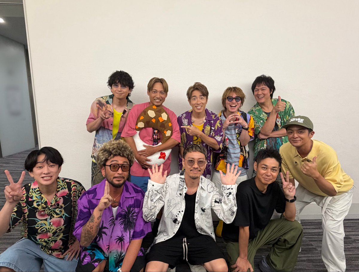 Infinity_rJP's tweet photo. ＼📺#Mステ 「Do it!!!!!」初披露🍊✨／　

楽曲提供いただいた
#ORANGERANGE の皆さんと📸

最高のサマーチューンを
ありがとうございます!!!!!🏝️
EIGHT-JAM FESぶりの共演嬉しかったです‼️

🎥「#Do_it !!!!!」 EIGHT-JAM FES 歌唱映像
https://t.co/axoNUs6qEw

🎧配信はこちら！　
 https://t.co/QDFjuvcpw0

@orangerangenow 
#SUPER_EIGHT