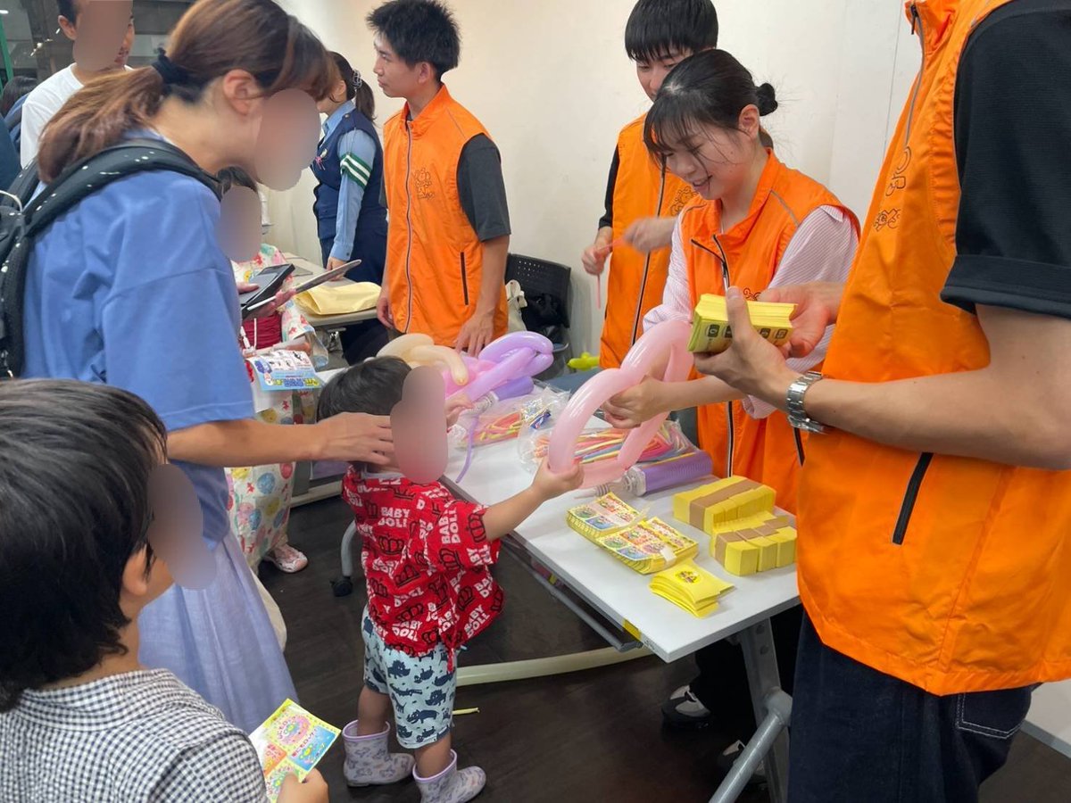 lock_monkeys's tweet photo. 【🎈ロクモン活動報告🎈】

伏見大手筋商店街「夜市」の防犯活動を行いました🌙
ロックモンキーズのステッカーや約200本のバルーンを膨らませて犬や剣、ハートなどを作りそれを子どもたちに渡すという活動をしました🏮

 #京都 #大学生 #防犯 #ボランティア https://t.co/S5ZpBhm4Fn