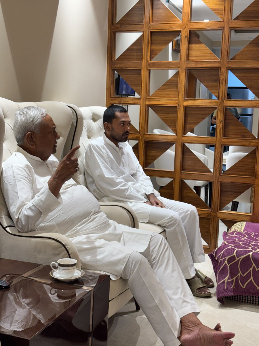 DakshaPriya4271's tweet photo. बिहार के स्वास्थ्य मंत्री निशांत कुमार ने नई दिल्ली में अपने पिता नीतीश कुमार से उनके आवास पर शिष्टाचार मुलाकात की है 

#NishantKumar #BiharNews #BreakingNews #NitishKumar #LatestNews #NewsUpdate #Bihar #TodayNews 
#Vanrang2026Mumbai https://t.co/m9DvyO4LME
