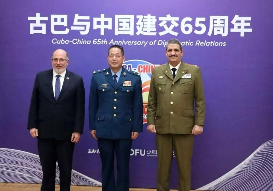 Eng_china5's tweet photo. So apparently, buying military equipment from China is now enough to get you sanctioned by Washington.

The U.S. has sanctioned Cuba’s military attaché in Beijing for allegedly helping Havana acquire Chinese military equipment.

Imagine claiming to support “free trade” while punishing countries for choosing Chinese products. 

China trades. China cooperates. The West sanctions.

And then they wonder why more countries are looking toward China.