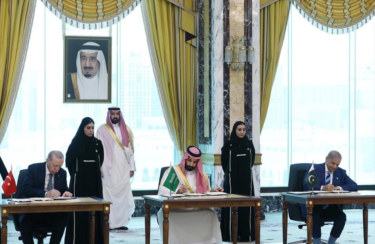 s_m_marandi's tweet photo. The Epstein Coalition failed to shield the Saudi regime. Trump's regional allies won't save bin Salman either. The Saudis have one move left: stop acting as Trump's airbase against Iran, Yemen, and Iraq - or watch their critical infrastructure erased, fast and for good. https://t.co/4Q6ZyTJYMe