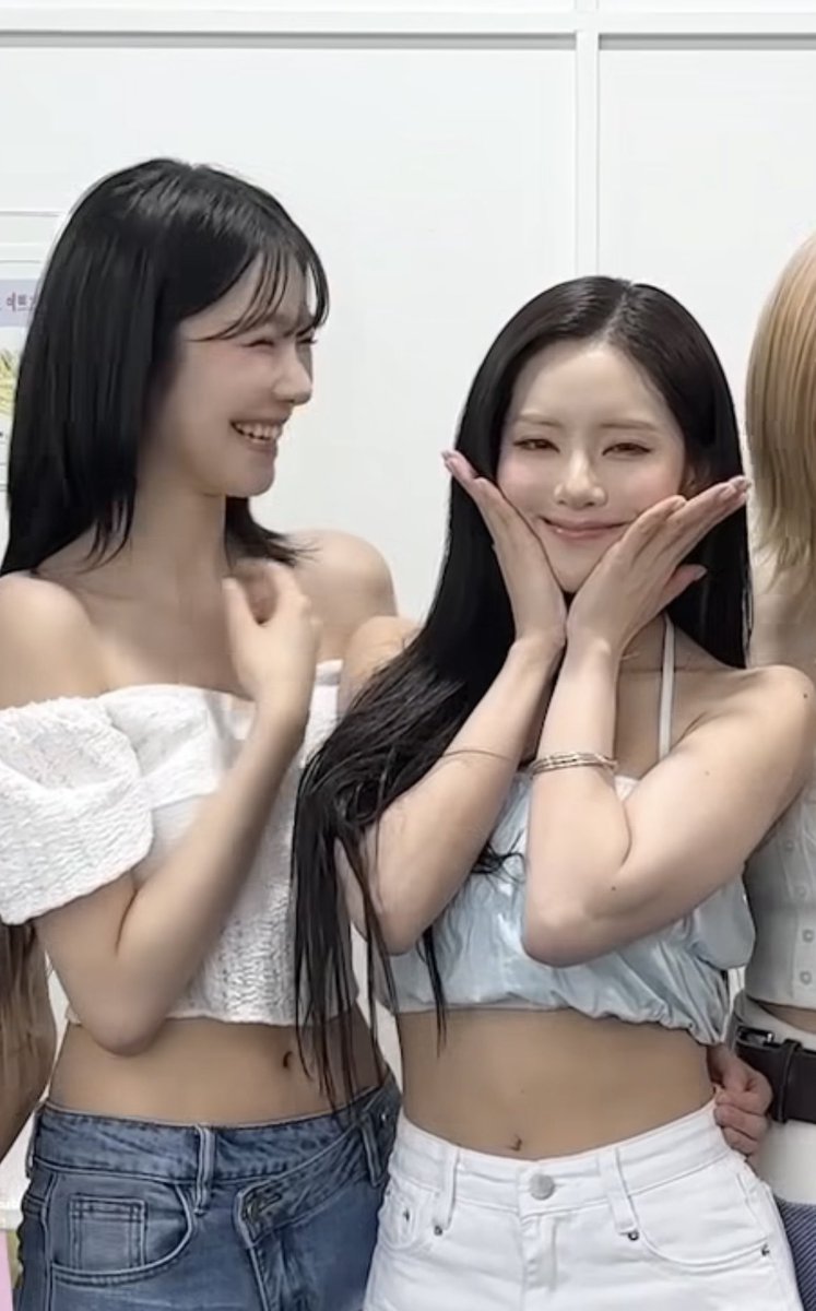 zzoxn2's tweet photo. 아니 헌젼 뭐야…?
손목 꼭 잡고 있는 손 + 허리에 올린 손 + 
꿀  떨어 지는 눈 
백지헍 미쳤나……… https://t.co/xUGkT4axJm
