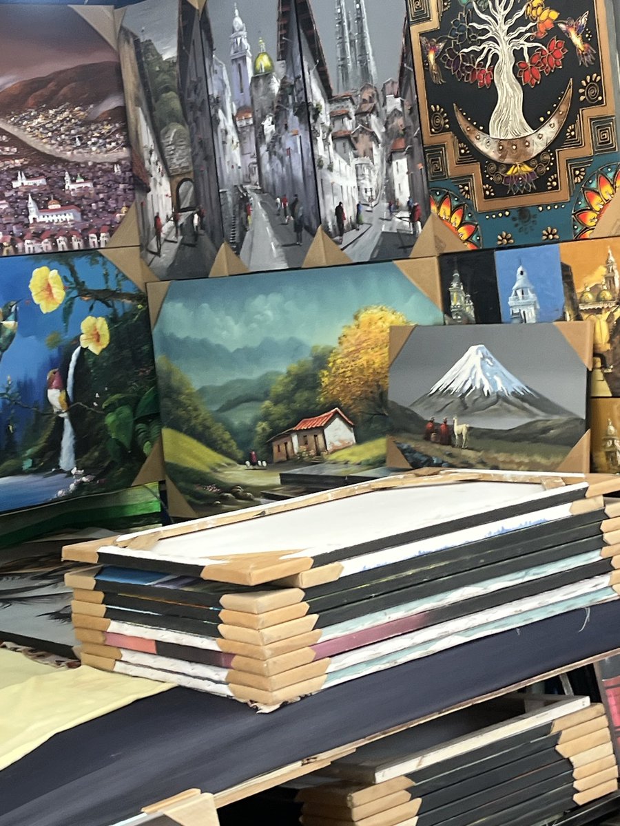 MateoFACSO's tweet photo. En el parque #ElEjido, varios artesanos encuentran en la venta de sus productos una forma de ganarse la vida. Pulseras, tejidos, accesorios y otras artesanías se convierten en su principal fuente de ingresos, mientras mantienen vivas sus tradiciones y creatividad. #Quito https://t.co/DDeJEIqdhP