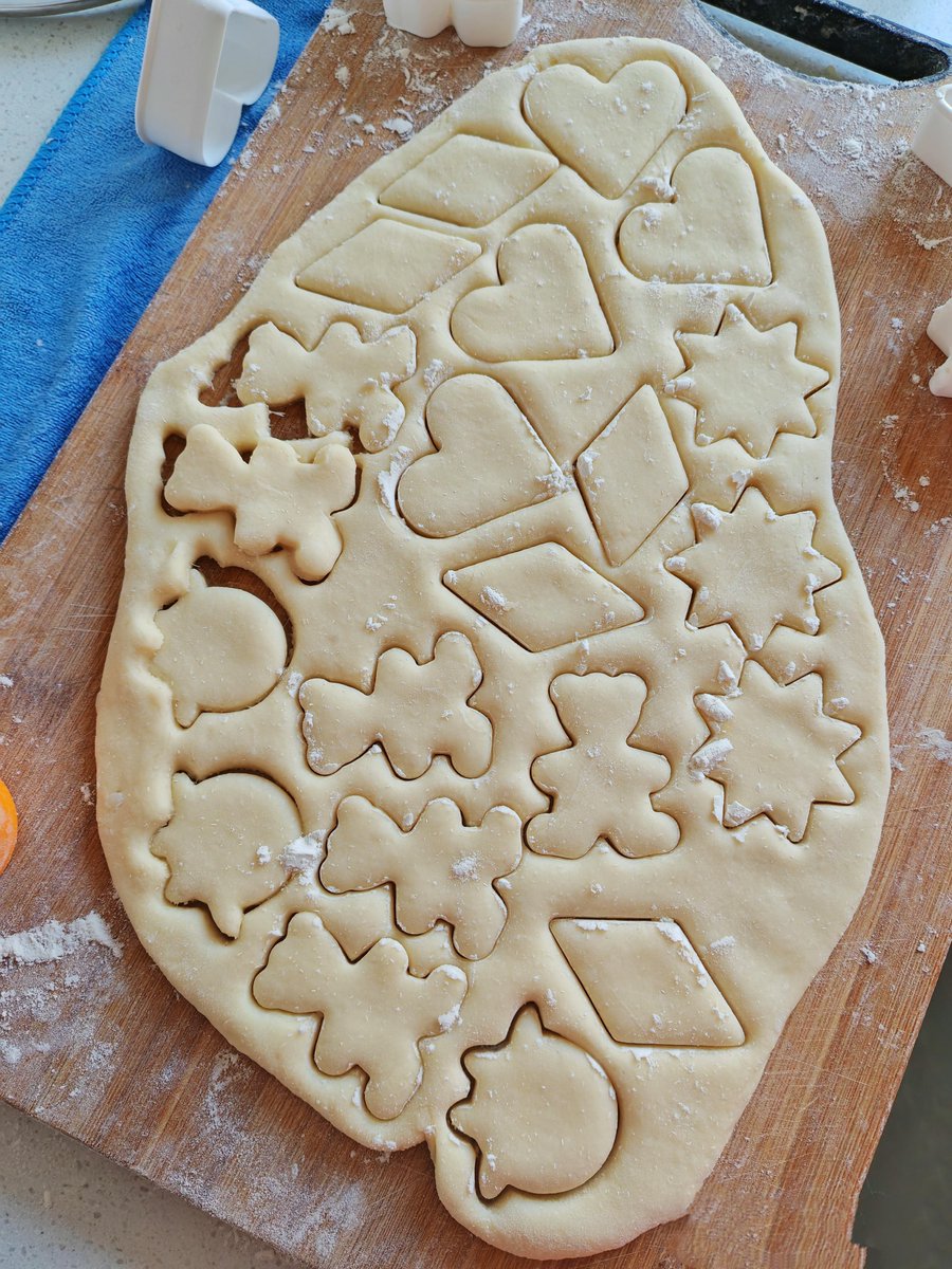 Kiskig's tweet photo. Today’s best moments: baking chocolate chip cookies with my little helper, sticky fingers and all  #FamilyTime https://t.co/QlrSi98sQ8