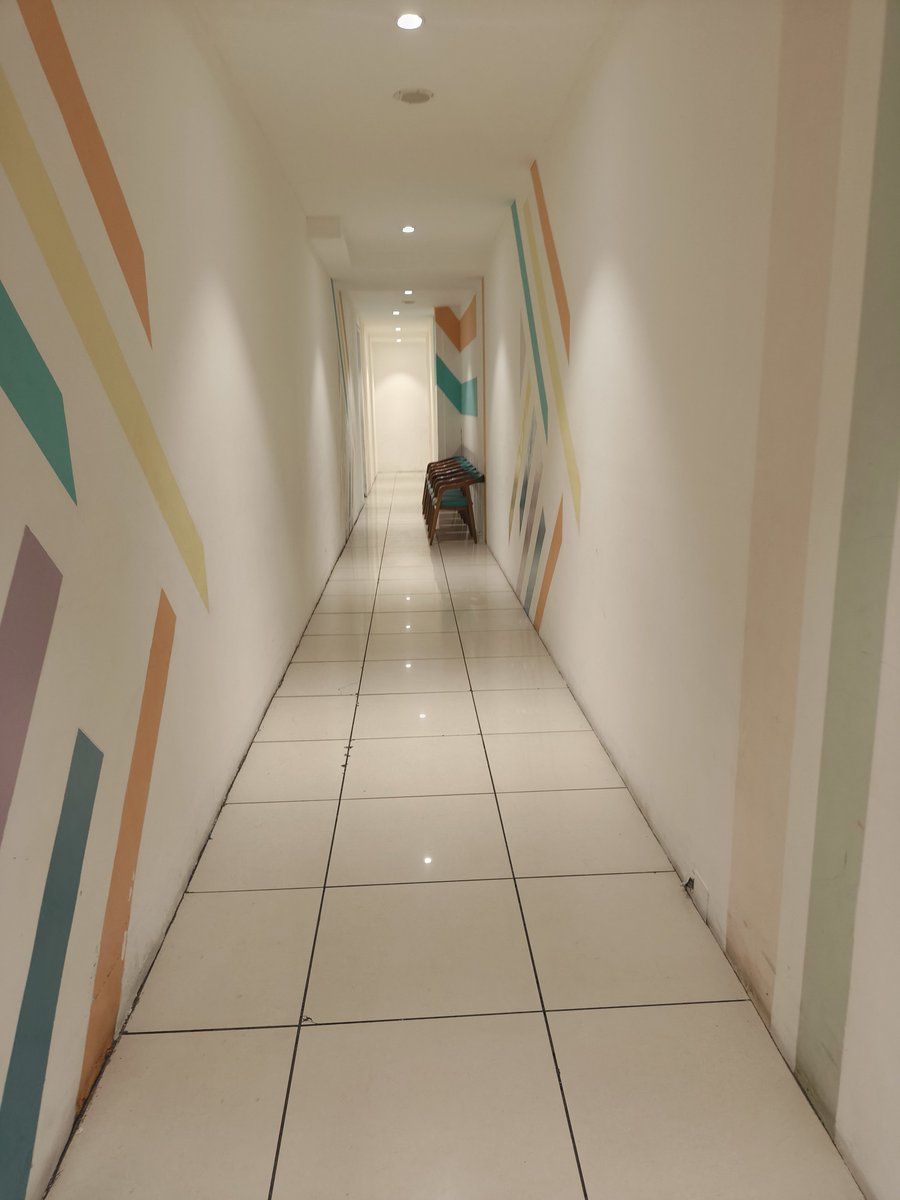 Alohomora_686's tweet photo. Tiap kali kesini selalu bingung sama konsep toilet nya.
Di ujung, di pojok, dan di sudut.
Terus bilik nya ada dinding gitu, kayak ga keliatan kalau ada 2 orang di dalam. https://t.co/eHBOlEYwMX