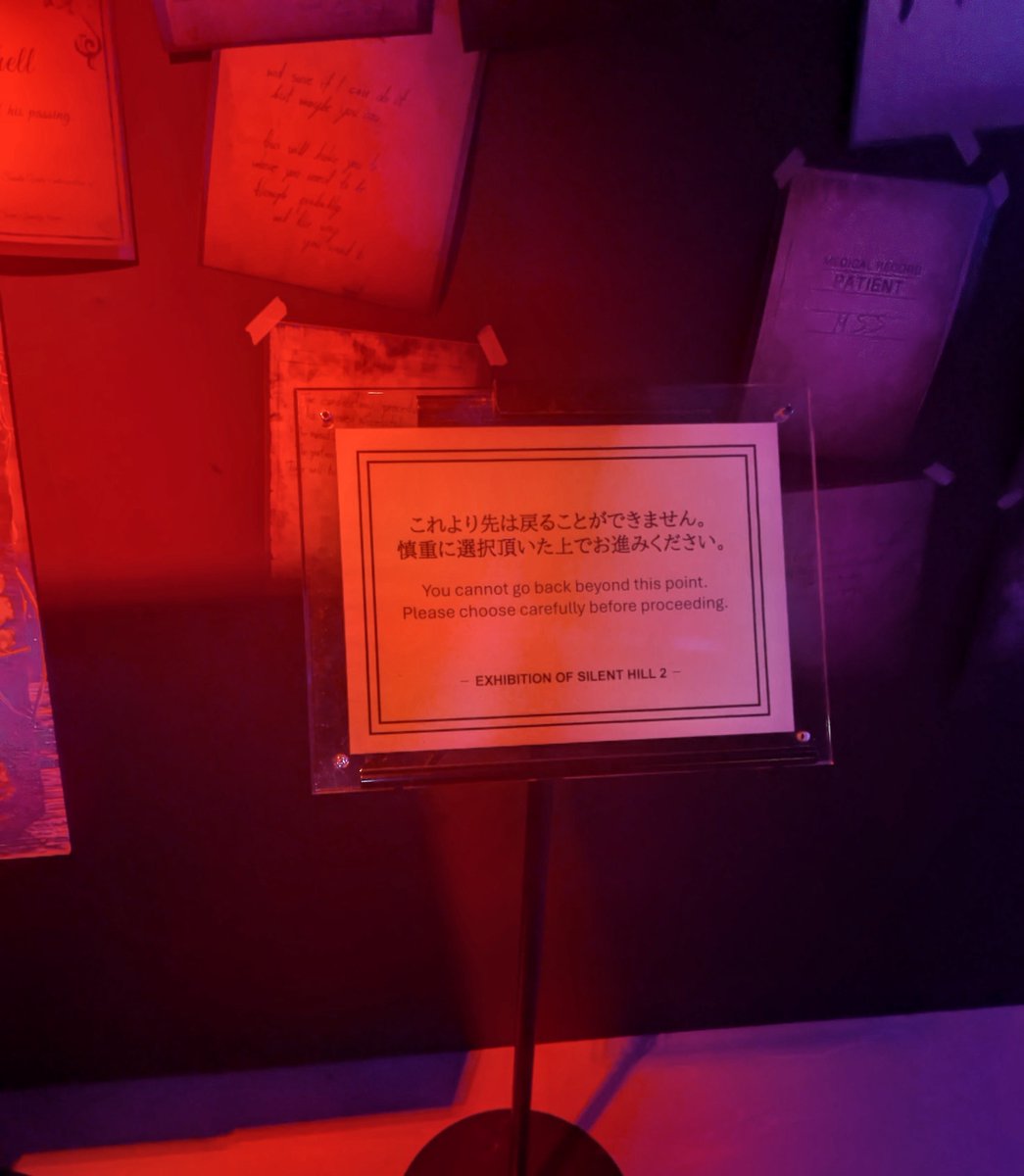 9renawi's tweet photo. EXHIBITION OF SILENT HILL 2 に行って来るなど……ライト片手に見て回るのかなり良かった。途中のギミックでガチ悲鳴上げてる女の子居てなんかの栄養になった😌あと最後の選択させられるのも良かったな！ https://t.co/J6oGk0logl