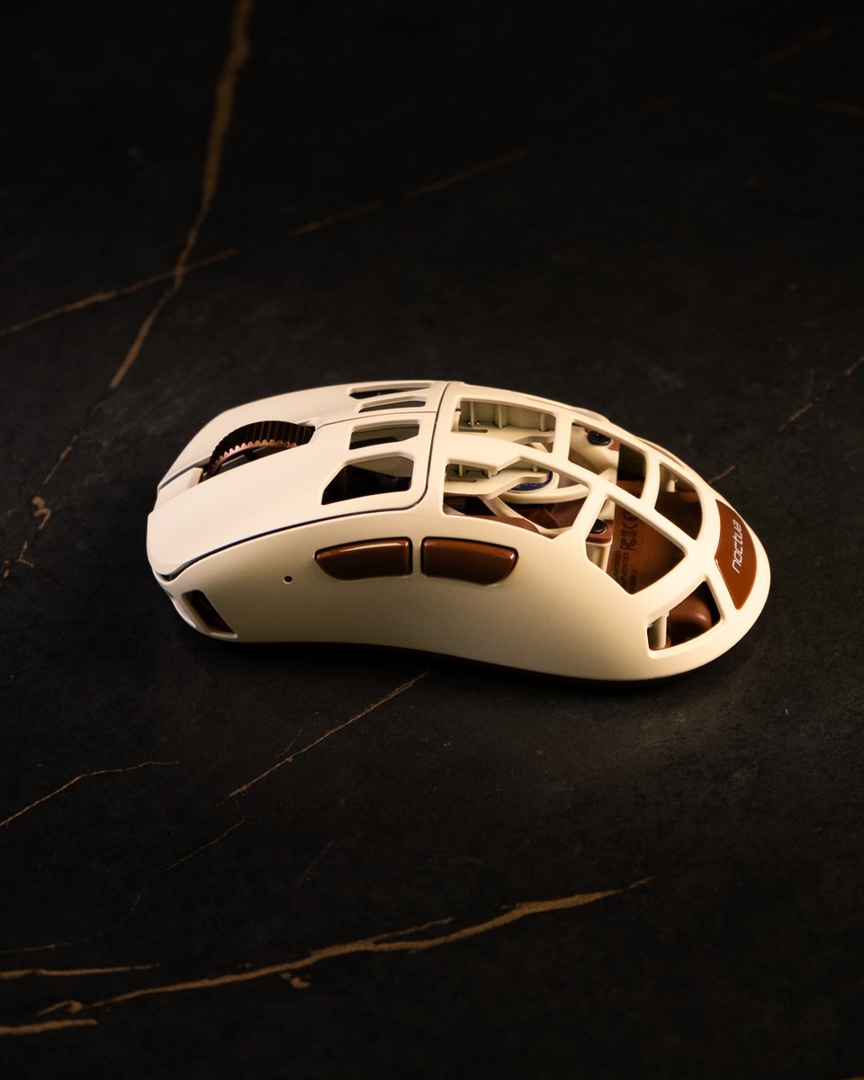 MaxesportFR's tweet photo. Pulsar a mis un vrai ventilateur Noctua DANS une souris gaming. 🖱️❄️

La Feinmann F01 Noctua Edition refroidit littéralement ta paume pendant les sessions les plus intenses. 
- 73g 
- 42 000 DPI
- Le design iconique beige &amp; marron de Noctua.

On vous montre en images 👇 https://t.co/9XLxhf9Ef8