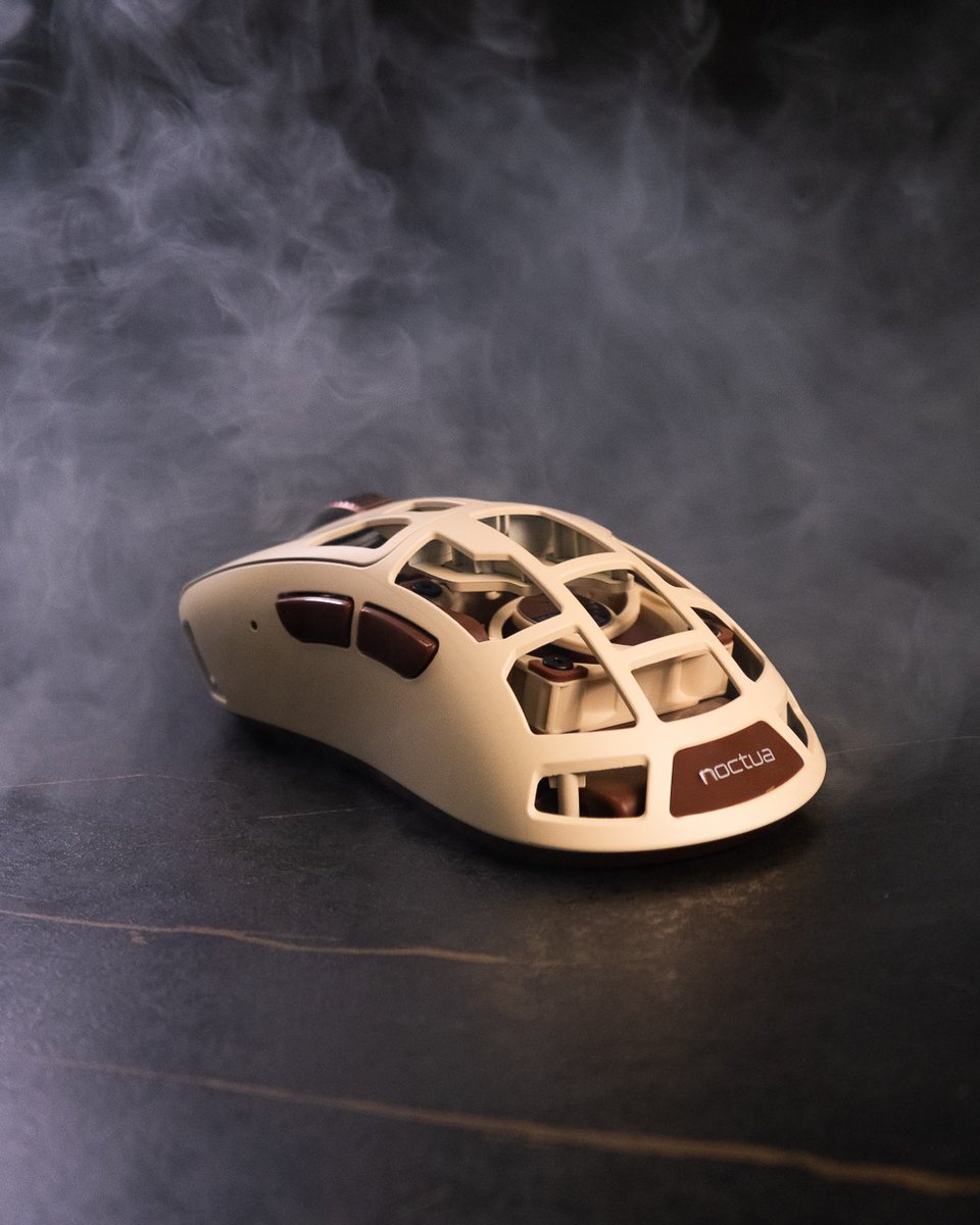 MaxesportFR's tweet photo. Pulsar a mis un vrai ventilateur Noctua DANS une souris gaming. 🖱️❄️

La Feinmann F01 Noctua Edition refroidit littéralement ta paume pendant les sessions les plus intenses. 
- 73g 
- 42 000 DPI
- Le design iconique beige &amp; marron de Noctua.

On vous montre en images 👇 https://t.co/9XLxhf9Ef8