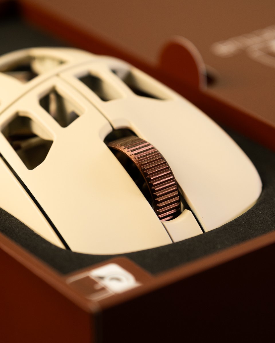 MaxesportFR's tweet photo. Pulsar a mis un vrai ventilateur Noctua DANS une souris gaming. 🖱️❄️

La Feinmann F01 Noctua Edition refroidit littéralement ta paume pendant les sessions les plus intenses. 
- 73g 
- 42 000 DPI
- Le design iconique beige &amp; marron de Noctua.

On vous montre en images 👇 https://t.co/9XLxhf9Ef8