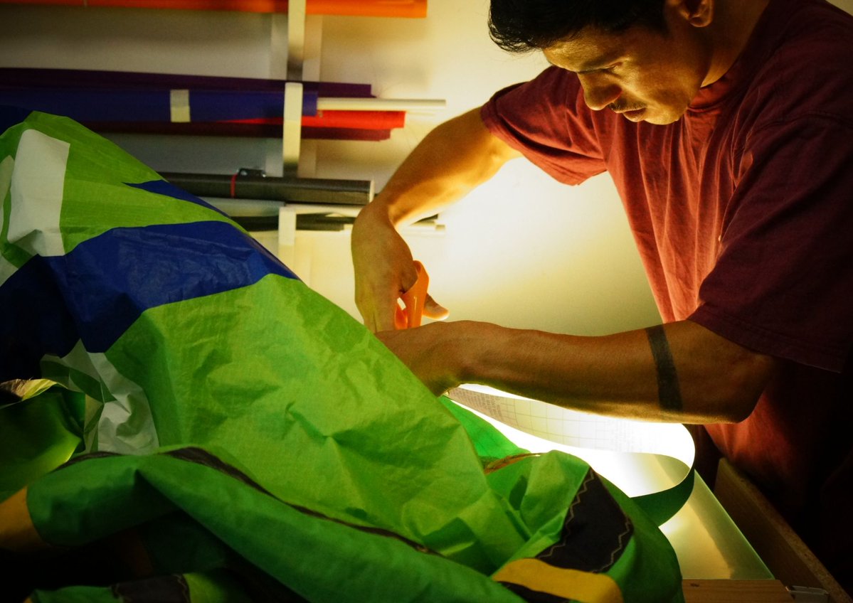 Bpifrance's tweet photo. 🌊 À Bobigny, l’Atelier du Ride donne une seconde vie aux équipements de kitesurf. 

De la réparation à la promotion de la réparabilité, Gary Bonmacy fait souffler un vent plus durable sur la glisse. 🪁

En savoir plus sur #Bigmédia : https://t.co/QA4RpxNu47 https://t.co/SsfBRVVaiy