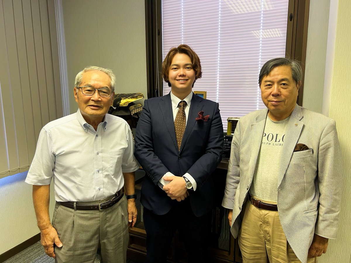 7Y1208's tweet photo. #かーちゃんのやぶれた絵本を全国の子どもたちへ
因島商工会議所 会頭の村上祐司さんと副会頭の宮地秀樹さんに表敬訪問して参りました🏢🚘

『かーちゃんのやぶれた絵本』の取り組みや今後の展望をご説明させていただき、スポンサーや協賛について、貴重なご意見ご紹介をいただきました(╥﹏╥)ｳｩ ~

子どもたちへ物語を届けるこの活動にご理解をいただき、温かく応援のお言葉もいただけてめっちゃ励みになりました🍀

#尾道 #因島