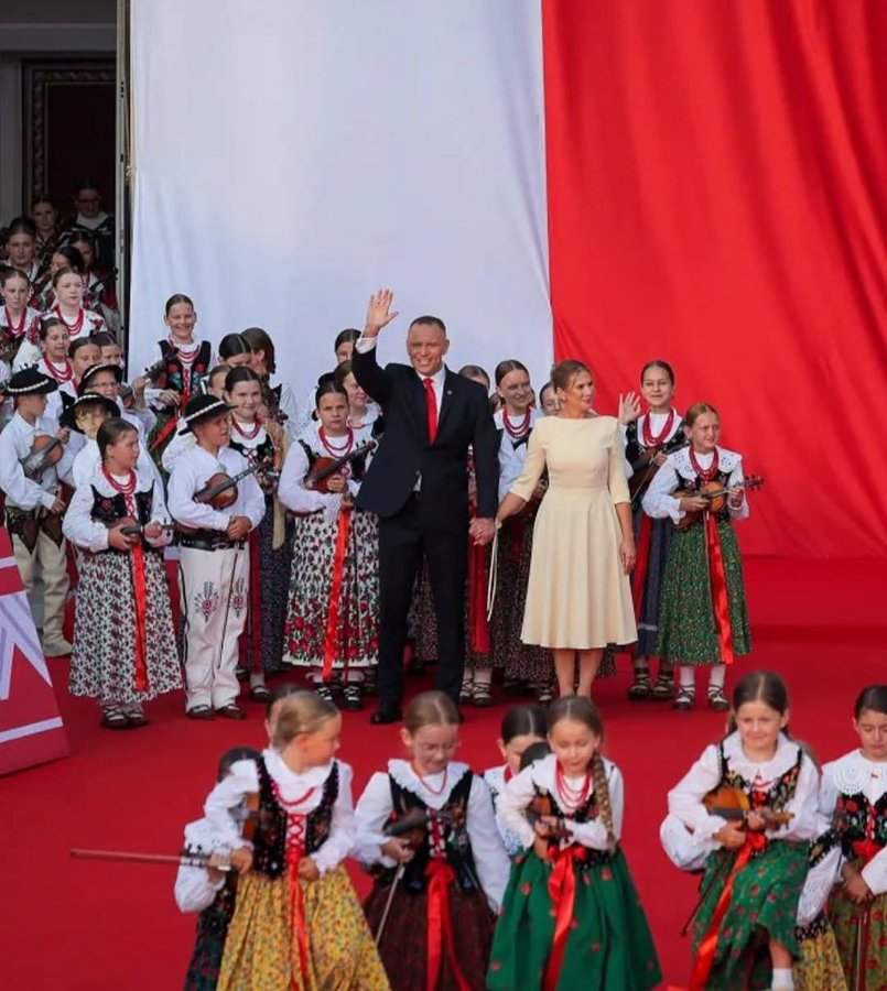 KapenGenezyp's tweet photo. Sceny jak z powitania polonusa na lotnisku z "Nie lubię poniedziałku".
Łon? https://t.co/oLrIFno9hF