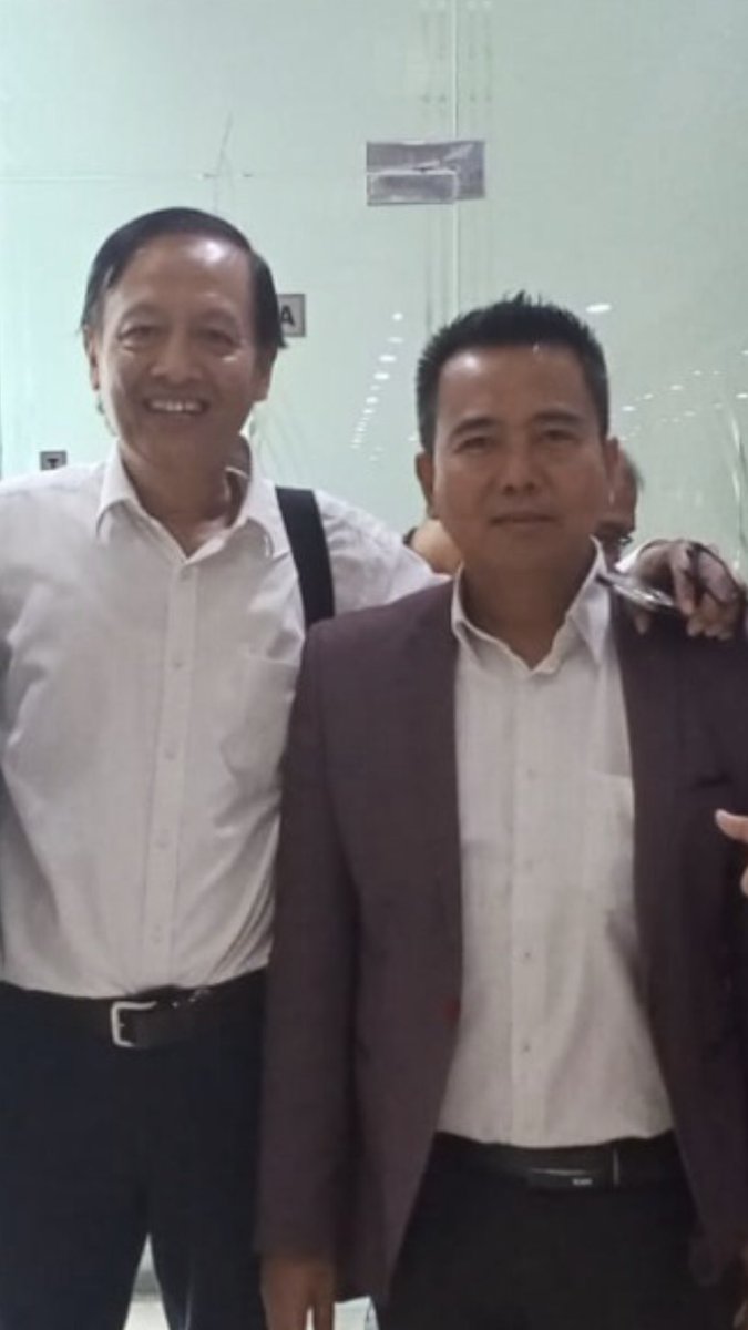 henrysubiakto's tweet photo. WAFATNYA PEMBAWA SLOGAN “NO VIRAL NO JUSTICE” 

Tadi pagi sebelum jam 6 saya di WA teman dari Surabaya, mengabarkan Moh Sholeh atau sering dipanggil Cak Sholeh, pengacara muda terkenal dengan LBH No viral No Justice meninggal dunia. 

Innalillahi wainna ilaihi rojiun. Mohamad Sholeh ini sosok pejuang yang cukup berani dan konsisten di bidang hukum dan demokrasi. 

Saya mengenal Cak Sholeh di saat era reformasi 1998. Dia sejak mahasiswa aktif di Solidaritas Mahasiswa Indonesia untuk Demokrasi (SMID) yang berafiliasi pada Partai Rakyat Demokratik (PRD). Ia memimpin PRD Surabaya periode 1998–2000, sehingga aktif terlibat demo demo mahasiswa, bahkan hingga di Jakarta. 

Pada era Orde Baru, ia ditangkap atas tuduhan kegiatan subversif, divonis empat tahun penjara oleh PN Surabaya pada 1996, dan menjalani hukuman sekitar 1,5 tahun di Lapas Kalisosok. 

Setelah reformasi, Sholeh awalnya berkarier sebagai advokat yang fokus pada litigasi konstitusi di Mahkamah Konstitusi (MK), berbeda dengan banyak pengacara yang lebih suka menangani perkara pidana/perdata. 

Ia memilih vokal membela rakyat kecil (wong cilik), menangani berbagai kasus publik, dan aktif melakukannya memakai  media sosial, YouTube, dengan konsultasi dan advokasi yg dia onlinekan dari tempat umum seperti warung kopi dan tempat cangkrukan lain.

Warisan utama Cak Sholeh adalah kritik “No Viral No Justice” yang mengingatkan bahwa hukum seharusnya bekerja tanpa harus menunggu viralitas. Itu misi almarhum lewat advokasi di medsos.

Pada akhir 2008, Sholeh (bersama tim) mengajukan uji materi ke MK Perkara Nomor 22/PUU-VI/2008). Putusan MK 23 Desember 2008 mengabulkan pokok permohonan, dengan memberlakukan sistem proporsional terbuka berbasis suara terbanyak untuk pemilihan legislatif. 

Putusan ini mengubah wajah pemilu Indonesia menjadi lebih menghargai suara rakyat daripada nomer urut Partai, dan sistem ini berlaku hingga sekarang. Itu salah satu “warisan Almarhum” untuk Indonesia.

Pada 2023, ia juga terlibat menentang upaya pengembalian ke sistem proporsional tertutup berdasar nomer urut dari Partai. 

Disitulah hidup Cak Sholeh menunjukkan konsistensi keberpihakan kepada masyarakat yang sulit mengakses keadilan.  

Saya ingat tahun 2004 Cak Sholeh ditunjuk menggantikan saya sebagai Host sebuah acara di TVRI Jawa Timur, yg merupakan hasil kerjasama antara DPRD Jawa Timur dan TVRI Surabaya. Disitu saya jadi lebih mengenal tokoh hukum yg belasan tahun lebih muda dari saya ini.

Tahun 2025 lalu Cak Sholeh membantu advokasi mantan pemain Oriental Circus Indonesia yg viral karena masa anak anak mereka dipisahkan dengan orang tua dan keluarga. Cak Sholeh dan saya sama-sama membantu mendampingi mereka di Komisi 3 DPR RI di Jakarta.

Sekarang Cak Sholeh telah mendahului kita. Penyakit autoimun telah merenggut usianya yg belum terlalu tua. Ia dipanggil yang kuasa di Hari Jumat jam 3.00 pagi setelah 20 hari dirawat di RS Siloam Surabaya.

Sore tadi almarhum dimakamkan di Pondok Pesantren Singa Putih Munfaridin, Prigen, Pasuruan, di mana ia juga menjabat sebagai Wakil Pengasuh. Sholeh dekat dengan dunia pesantren, Ia lahir di Sidoarjo pada 2 Oktober 1976, belajar hingga selesai di Madrasah Tsanawiyah Tebuireng, Jombang. Lalu menempuh pendidikan di Fakultas Hukum Universitas Wijaya Kusuma (UWK) Surabaya. Di Universitas itulah dia mendapatkan gelar S.H. dan M.H. 

Selamat Jalan Cak Sholeh, semoga amalan kebaikanmu diterima di sisi Nya. Aamiin YRA, Alfatihah.