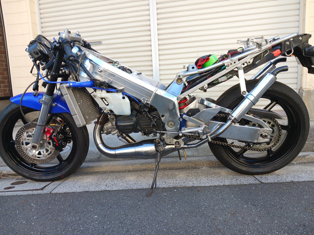 yojikun3's tweet photo. フレームは自分が鏡面加工の手入れしてます。チャンバーもJhaのスチールを磨いてクリア塗装。
ちなみに、カウルは自分が付けてた中華カウルです。全体的に仕上がってると思うので150ならお買い得かな、とは思います。興味のある方はhamayanさんか僕までご相談下さい！ https://t.co/L5mr6KoSdo
