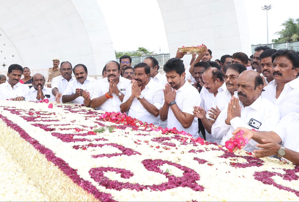 Udhaystalin's tweet photo. தந்தை பெரியார் - பேரறிஞர் அண்ணாவின் தொலைநோக்குச் சிந்தனைகளை சட்டங்களாக்கி, சரித்திர சாதனைகளால் தமிழ்நாட்டை தலைநிமிர்த்திய தன்னிகரில்லா தலைவர் முத்தமிழறிஞர் கலைஞர் அவர்களின் நினைவு நாளை ஒட்டி 

சென்னை மெரினா கடற்கரையில் உள்ள அவரது நினைவிடத்தில் கழக சட்ட மன்ற உறுப்பினர்களுடன் சென்று மரியாதை செலுத்தினோம். அப்போது, பேரறிஞர் அண்ணாவின் நினைவிடத்திலும் மரியாதை செலுத்தினோம். 

என்றென்றும் கலைஞர் நம்மிடையே வாழ்வார்! 

#Kalaignar