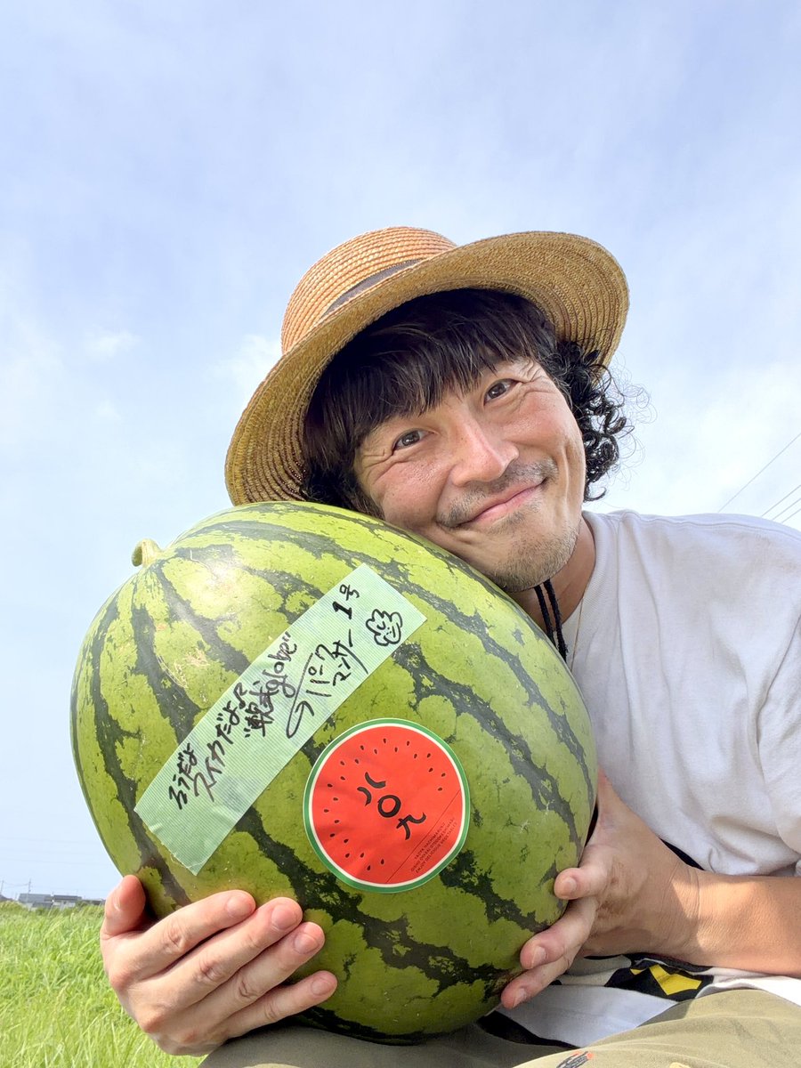ParcManther_3's tweet photo. 今シーズン第3弾の #パークスイカー 🍉は明日のお昼12時に販売開始言っちゃうアホだよ😗🎶

収穫＆値付け…明日はTikTokライブにしようかな✌️

スタートは朝6時から☀️

早起きできる方は一緒に #朝スイ活 しよ👨‍🌾✨

ご購入はコチラから
👉https://t.co/dXtqdyIKxG https://t.co/5uU06cUbVj