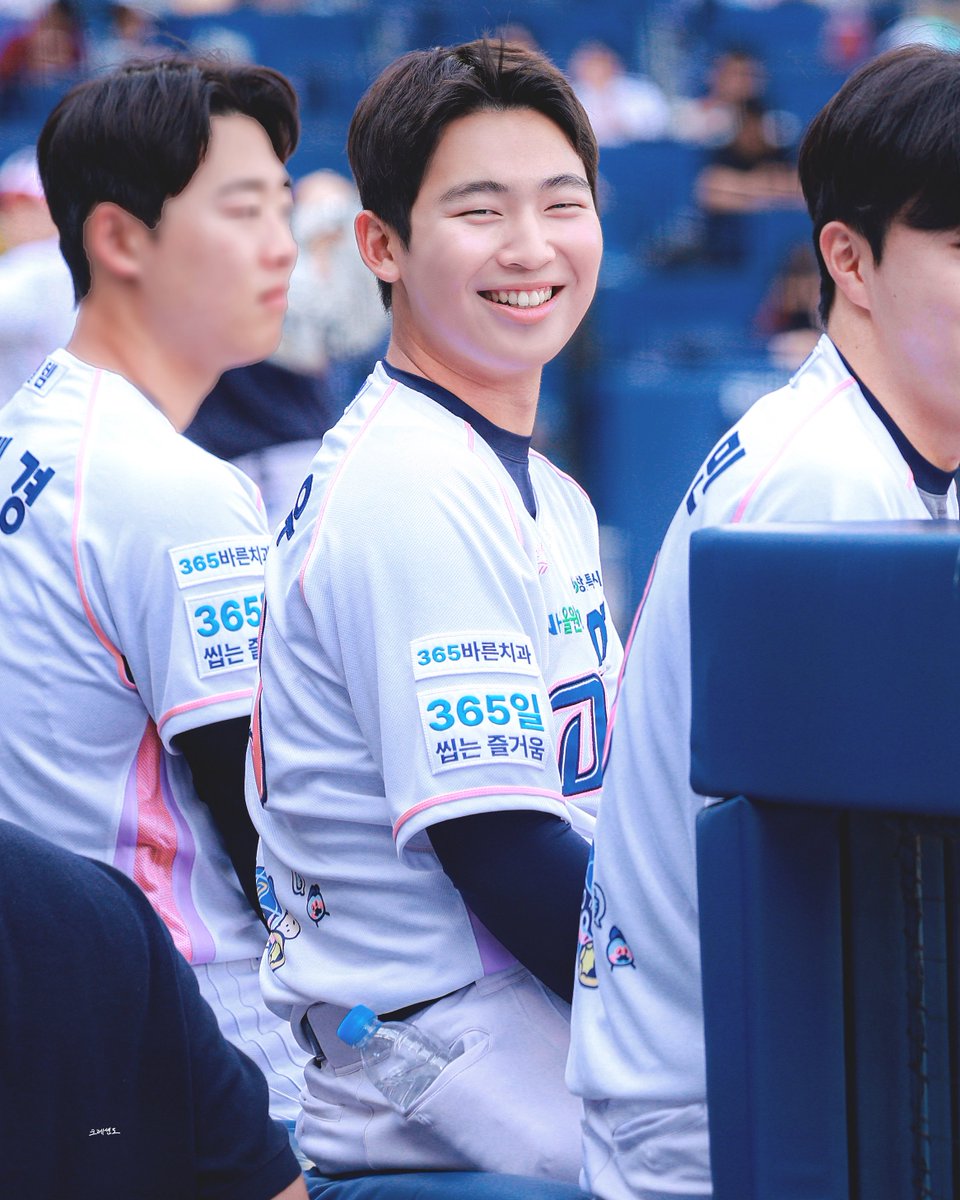 scendowich's tweet photo. 코침 ... 🫶🏻😁 #신영우 https://t.co/wZYQFNouyY