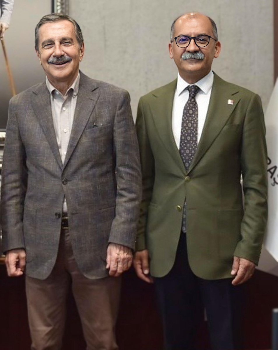 arslanibrahimss's tweet photo. Eskişehir’de YENİ büyüyor, iktidar yürüyüşümüz güçleniyor!

Tepebaşı Belediye Başkanımız Ahmet Ataç ve Beylikova Belediye Başkanımız Hakan Karabacak, belediye meclis üyelerimizle birlikte #YENİParti mize katılma kararı aldılar.

Bu karar yalnızca bir parti tercihi değil; milletin değişim talebine, demokrasi mücadelesine ve Türkiye’nin YENİ iktidar seçeneğine sahip çıkan güçlü bir siyasi iradedir.

Odunpazarı ve Mahmudiye ile başlayan bu yürüyüş, bugün Tepebaşı ve Beylikova’nın katılımıyla daha da büyüyor. Önümüzdeki günlerde yeni katılımlarla #Eskişehir’den Türkiye’ye umudu, dayanışmayı ve mücadeleyi hep birlikte büyüteceğiz.

Saflarımız genişliyor, gücümüz büyüyor.
Eskişehir birleşiyor, Türkiye değişime yürüyor.

Ahmet Başkanımıza, Hakan Başkanımıza ve tüm yol arkadaşlarımıza hoş geldiniz diyorum.

YENİ’yi hep birlikte büyütecek, hep birlikte iktidara taşıyacağız!
#İbrahimArslan