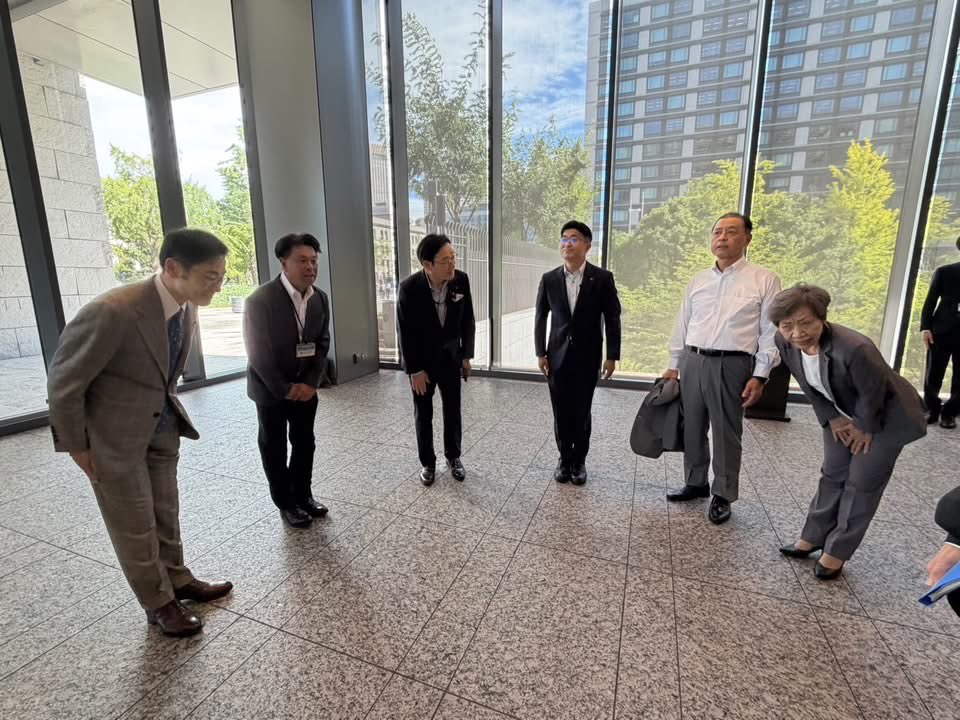koh_tanaka's tweet photo. 午後は、衆議院第一議員会館並びに第二議員会館で、北千葉道路促進期成同盟の要望書を持って、千葉県選出の代議士の事務所を回りました。国会議員が地方自治の首長・議長と三竦みになり、早期開通を目指して参ります。 https://t.co/L45JleSdSX