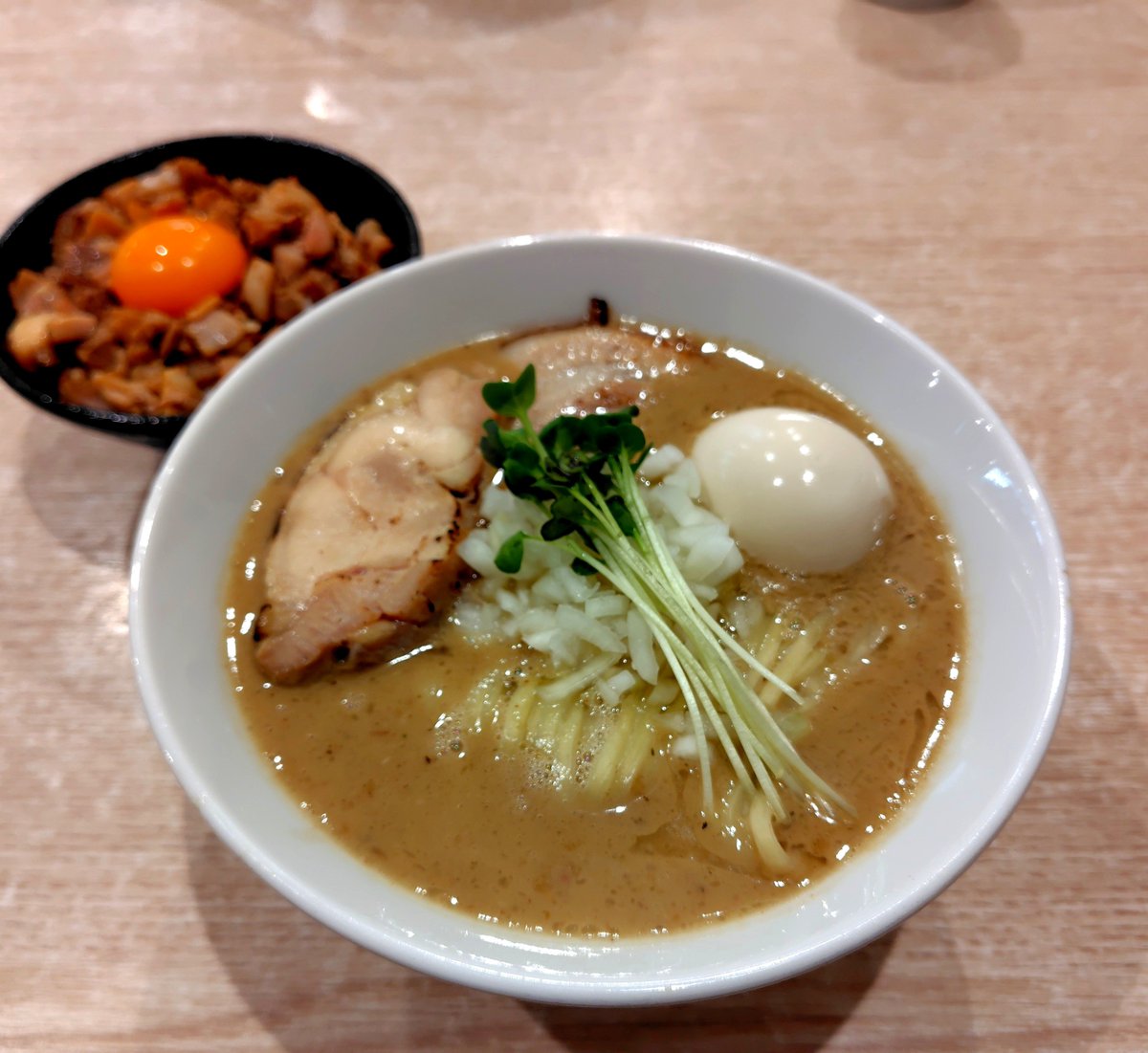 men_nomimono's tweet photo. #麺屋伊藤 
味玉鳥白湯 白醤油
冷やし熟成白醤油
チャーシュー飯

12連勤からの、自分ご褒美に🙂
鳥白湯を好きなようにワシワシ喰う
��からのチャーシュー飯をダイブ！
タレの甘みが良い感じの仕事してKK
お初の鳥チャーシューも美味かったぞ😋

ご馳走様でした(｡ᵕᴗᵕ｡)
 #らーめん
 #犬山市 https://t.co/5YWwDpimod