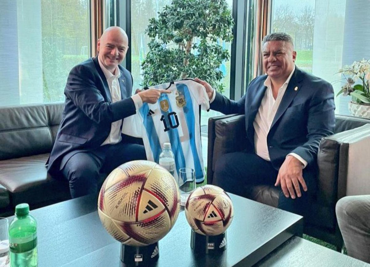 liberta___depre's tweet photo. Associação de Futebol da Argentina defende continuidade de Infantino

A AFA (Associação de Futebol da Argentina) publicou uma nota de apoio à gestão de Gianni Infantino na presidência da Fifa. O documento elogia os 10 anos de administração do dirigente suíço e afirma que a entidade argentina defende a continuidade de seu trabalho à frente da organização.

Trecho da Nota: 

“A Associação que orgulhosamente presido acredita firmemente e reafirma que o caminho é continuar trabalhando sob sua liderança, a fim de podermos continuar desenvolvendo um futebol melhor e ainda mais inclusivo.”

Via: @Poder360 

📷FIFA
