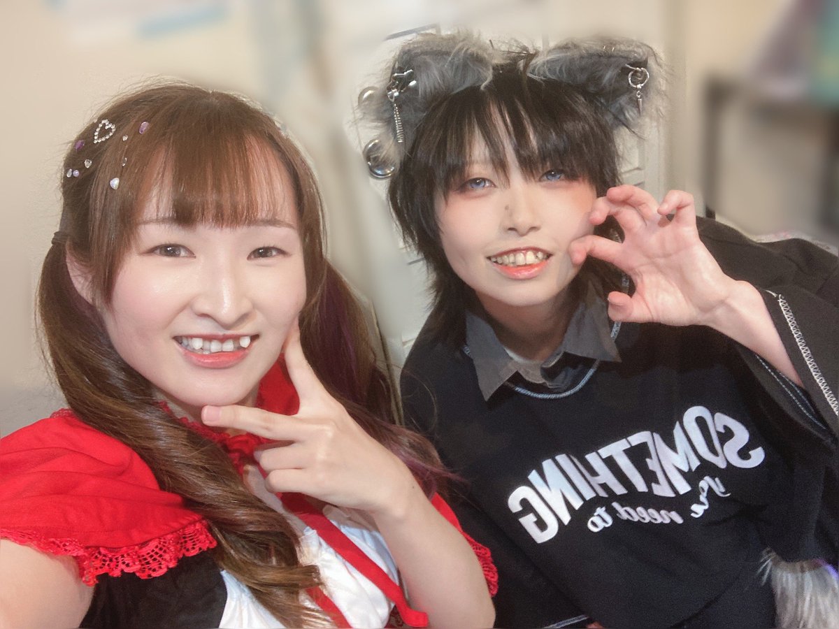 shigupri's tweet photo. 推し〜〜🫶💙
改めてすずめちゃんの踊ってる姿が好きだなぁと思いました、元気になる　なんかいっぱい踊らせちゃった気がしているありがとう
とんでもなくビジュの良いオオカミ　動画化しようね🐺

#しぐちゃん7さい7周年 https://t.co/fUDeyZMpLA