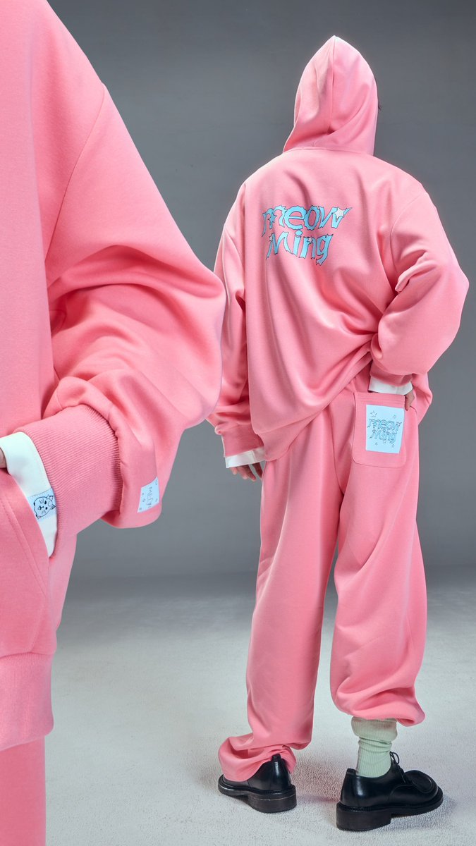 BemingOfficial's tweet photo. THE PINK STATEMENT
SAVE ในลุค MeowMing Chuff Hoodie and Sweatpants Set เซ็ตเสื้อฮู้ดซิปหน้าและกางเกงวอร์มสีชมพูโทนสีสะดุดตา (Oversized Silhouette) จาก Exclusive Collection สไตล์ Urban Street Only at Shopee

#MEOWbeMINGxAUAUSAVE #AUAUSAVEMeowMing #MEOWMING
#BEMING #ShopeeBemingxAUAUSAVE #OnlyatShopee #ShopeeTrendy
