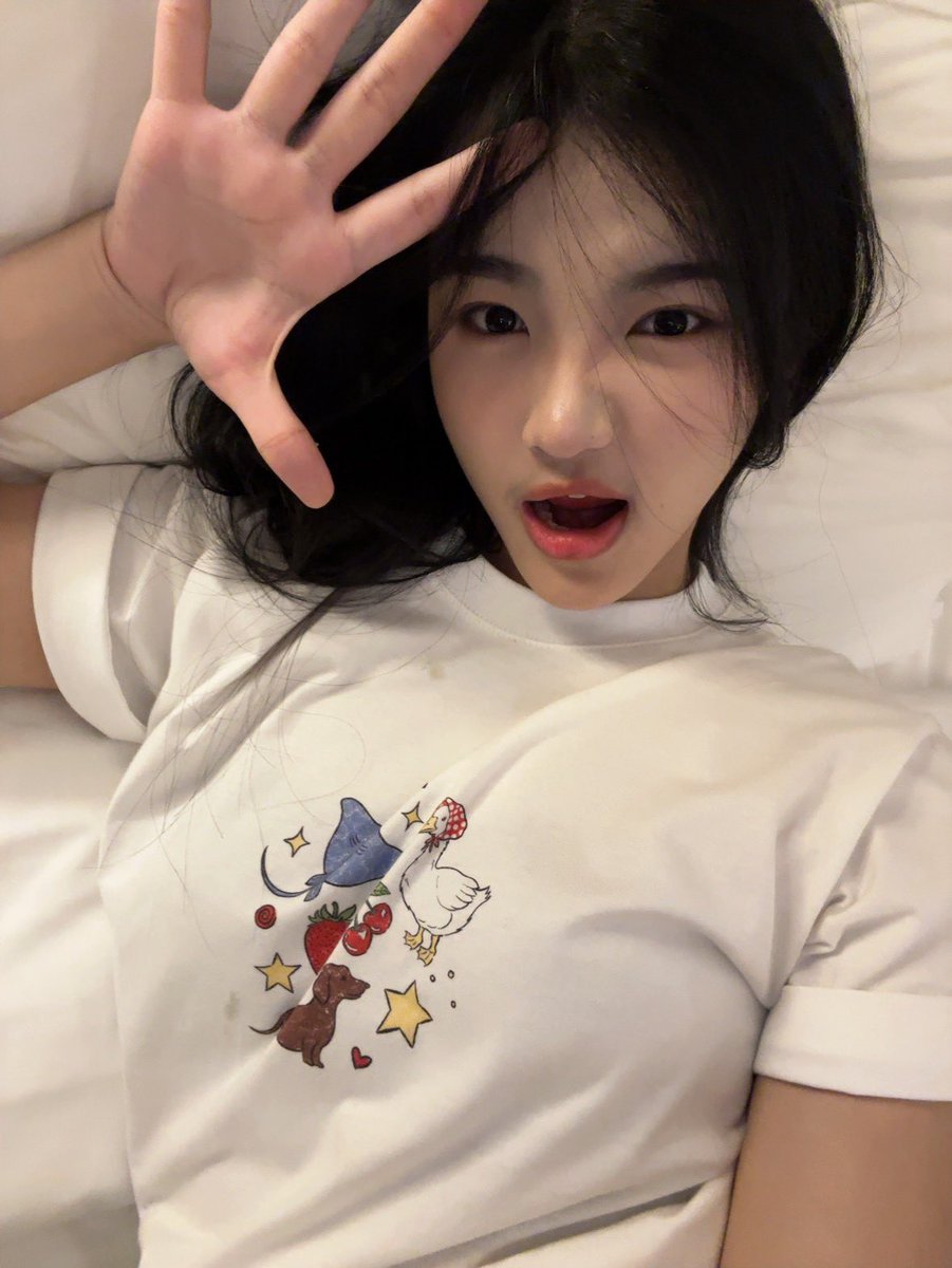 CErine_JKT48's tweet photo. #DiesVenErine ngaaaaaantuk https://t.co/XqwpIrBJxw