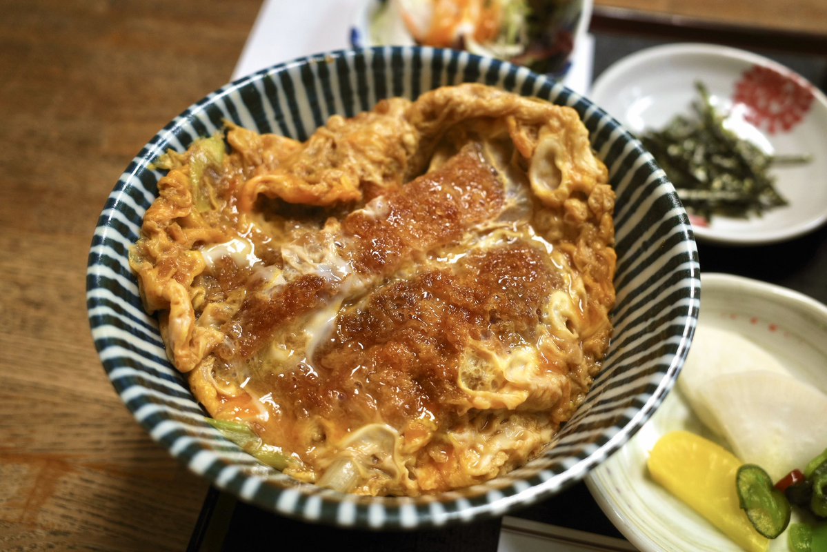 ____trdr____'s tweet photo. 今日は午後半休だったので、ずっと気になってた平日のみ営業のこちらへ。お蕎麦屋さんの仕込み動画とかが好きで、お蕎麦屋さんの丼物に惹かれがち…😌揚げたてカツと甘めなタレ、ふわとろ卵で美味しかった！もちろんお蕎麦も◯他のメニューも気になったから、また行きたいな

📍おそば高松  (日本橋) https://t.co/rSQB8pLk9W