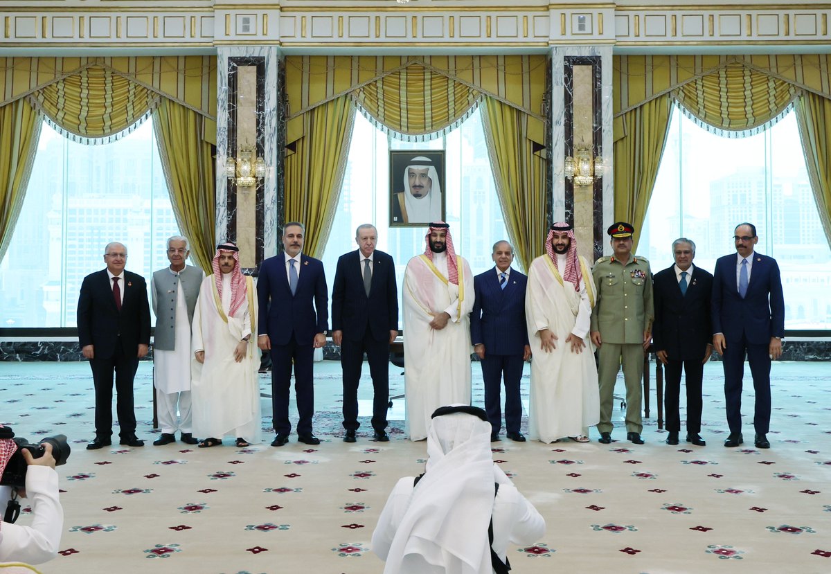 Akparti's tweet photo. Cumhurbaşkanımız Sayın Recep Tayyip Erdoğan, Suudi Arabistan Veliaht Prensi Muhammed bin Selman ile Pakistan Başbakanı Şahbaz Şerif, Suudi Arabistan'ın Mekke şehrinde üçlü savunma anlaşması imzaladı. https://t.co/zy1mw2AVlo
