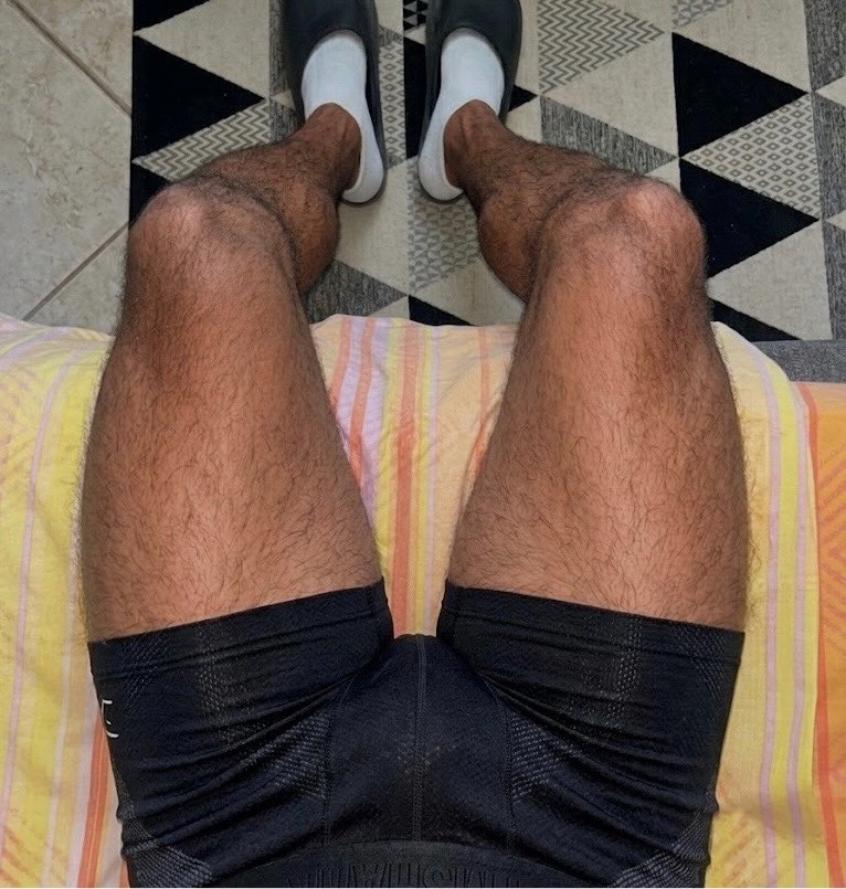 masterale21's tweet photo. chi é la 🐕 che si propone per un massaggio? 🏧 🐶 
#cashmaster  #slave #feet #piedi #calze https://t.co/5RhkZnIQ8I