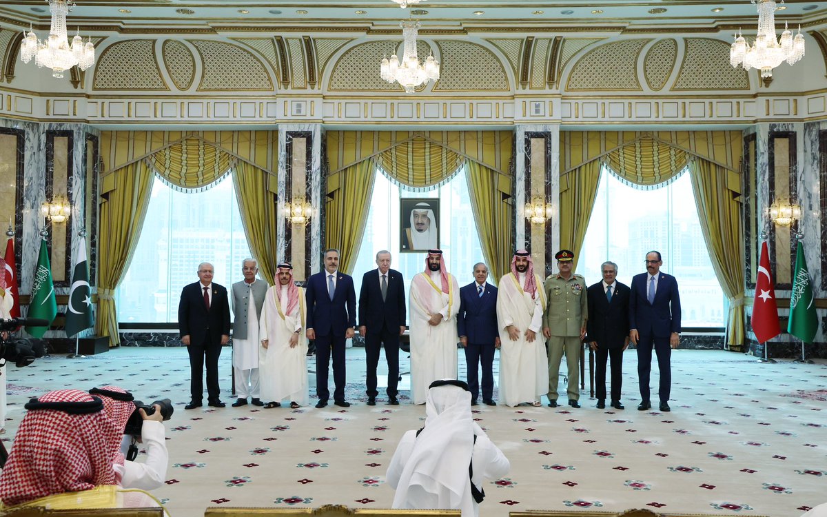 tcbestepe's tweet photo. Türkiye, Suudi Arabistan ve Pakistan arasında Ortak Savunma Anlaşması imzalandı https://t.co/6w7mauk6zQ https://t.co/8guCXI00eb