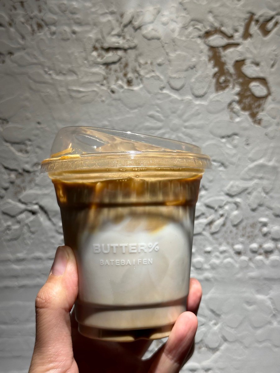 Leoardino's tweet photo. Back-to-back meetings + a fresh iced latte = my midweek survival kit.  Grateful for small wins like wrapping up the client update on time today. https://t.co/PaRZtsJsxl