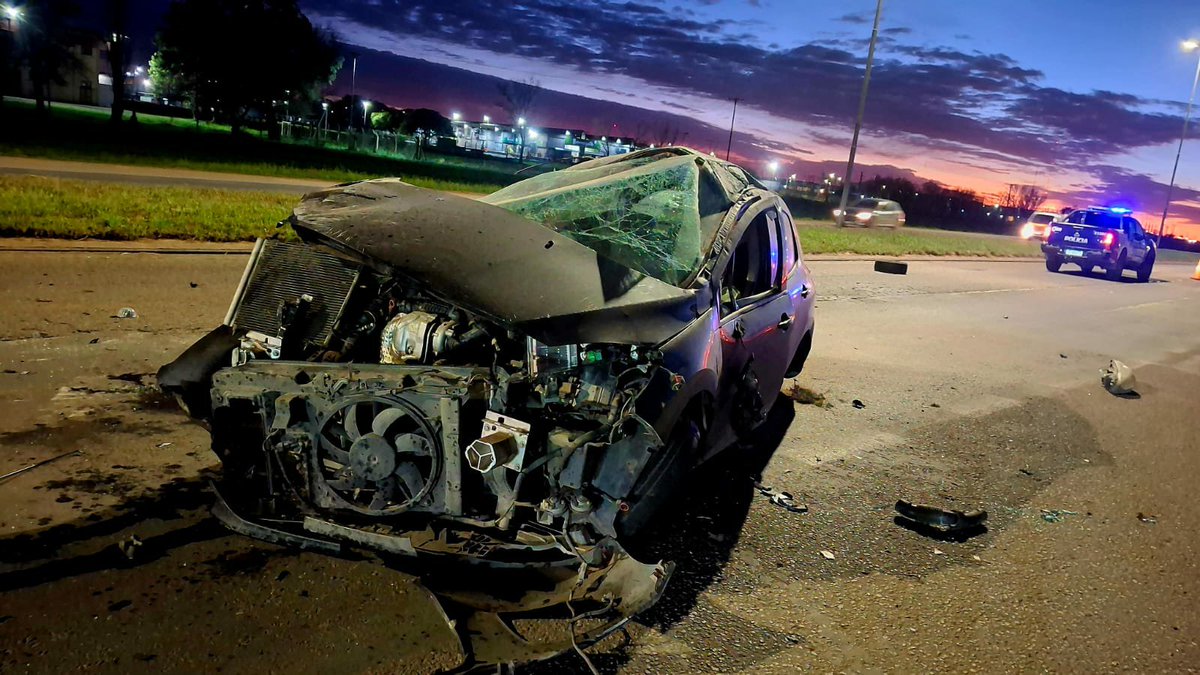 leoguevara80's tweet photo. #URGENTE #FueAnticipo brutal choque entre dos autos en ruta 19 con una mujer fallecida y otra grave que sobrevivió al vuelco de su vehículo. El tránsito interrumpido con desvios la mano que sale desde Córdoba a Rio Primero. Movil @radiomitrecba. https://t.co/C4Wp4QNaKw