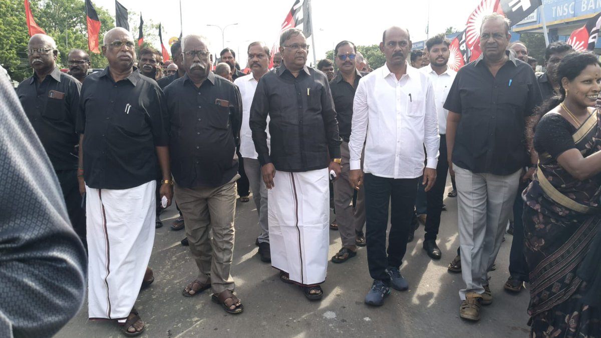 lpfmanimaaran's tweet photo. முத்தமிழறிஞர் டாக்டர் கலைஞர் அவர்களின் 8-ஆண்டு நினைவு நாளை முன்னிட்டு, அன்பு தளபதி, கழகத் தலைவர் அவர்களின் தலைமையில் நடைபெற்ற அமைதிப் பேரணியில். https://t.co/wcKo9GKLTH