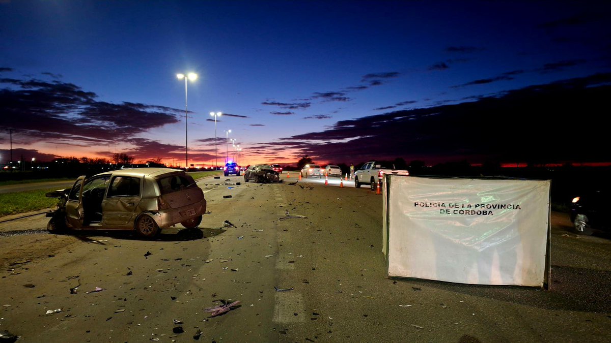 leoguevara80's tweet photo. #URGENTE #FueAnticipo brutal choque entre dos autos en ruta 19 con una mujer fallecida y otra grave que sobrevivió al vuelco de su vehículo. El tránsito interrumpido con desvios la mano que sale desde Córdoba a Rio Primero. Movil @radiomitrecba. https://t.co/C4Wp4QNaKw